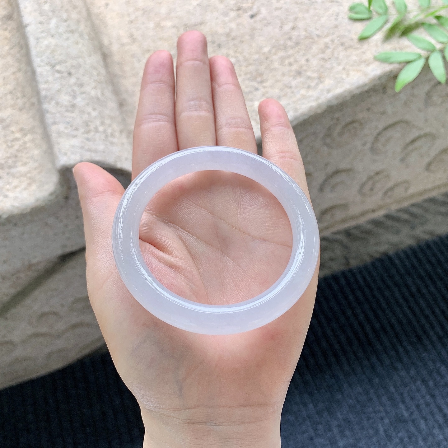 圆条52 53【圈口】53.5/9/9【编码】A9041011【描述】糯冰底色，水润，种老，细腻，无纹裂