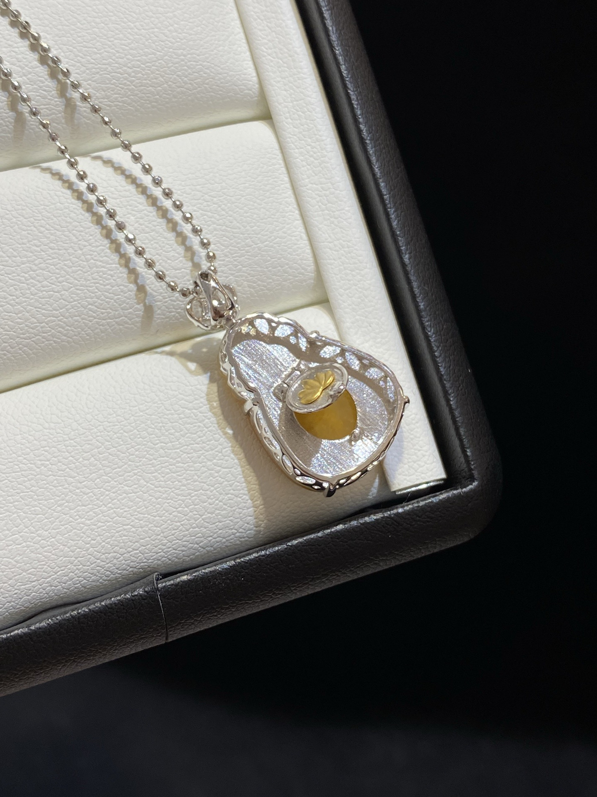 冰黄翡 简镶 财神爷 18k

整体尺寸 26.8-15.1-6.3