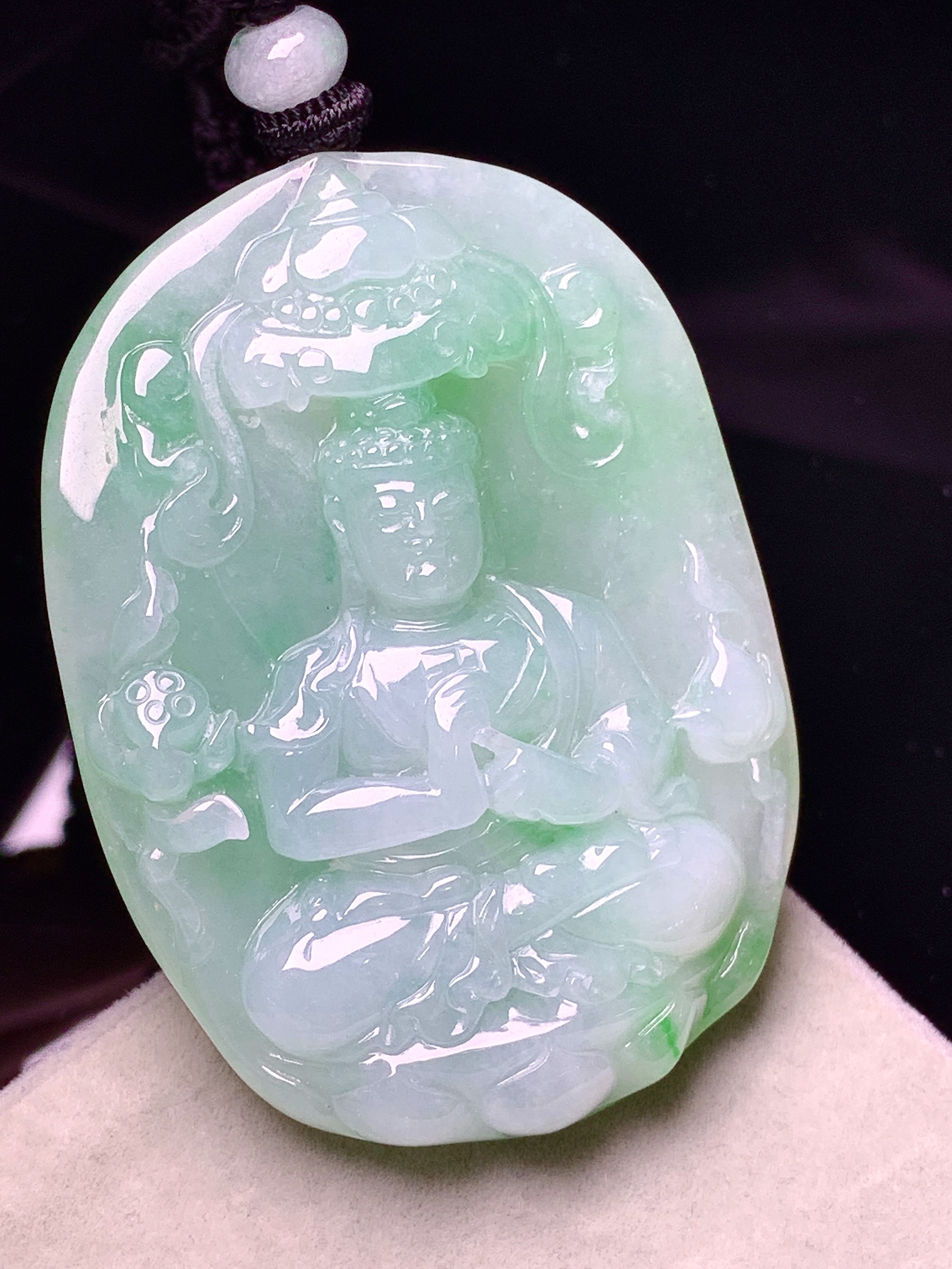 飘绿观音菩萨吊坠 玉质细腻 色泽艳丽清新 水润亮眼 整体尺寸53.5*39.3*10.2w1