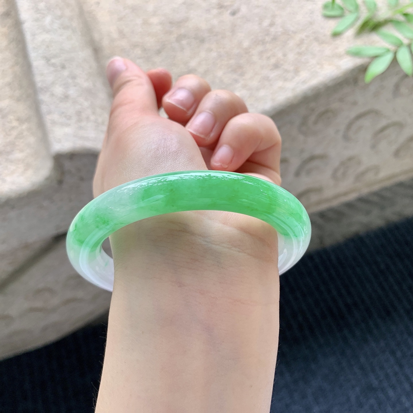 圆条57 58 【圈口】58/10.2/10.6 【编码】HT041026 【描述】冰糯辣阳绿，色辣，水润，种老，细腻，打灯有棉线