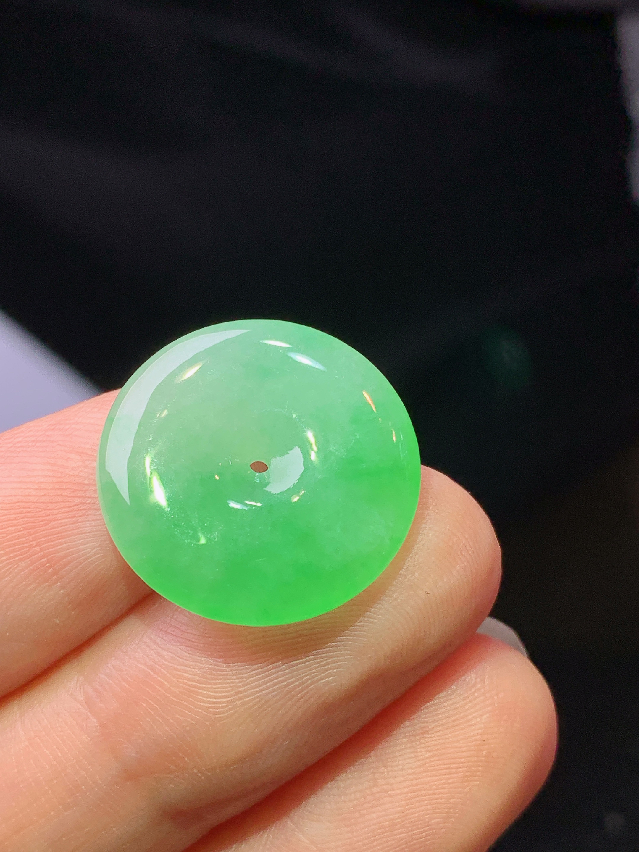 翠绿平安扣吊坠 玉质细腻 色泽艳丽清新 水润亮眼 整体尺寸18.2*3.7b2