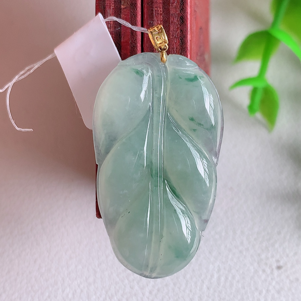 18k金扣冰润飘花金枝玉叶翡翠吊坠  老种起胶感  飘花灵动  寓意“金枝玉叶，大业有成，一夜成名”  饱满大气，水润通透。W49.8 尺寸：31.8-18.8-3.6mm