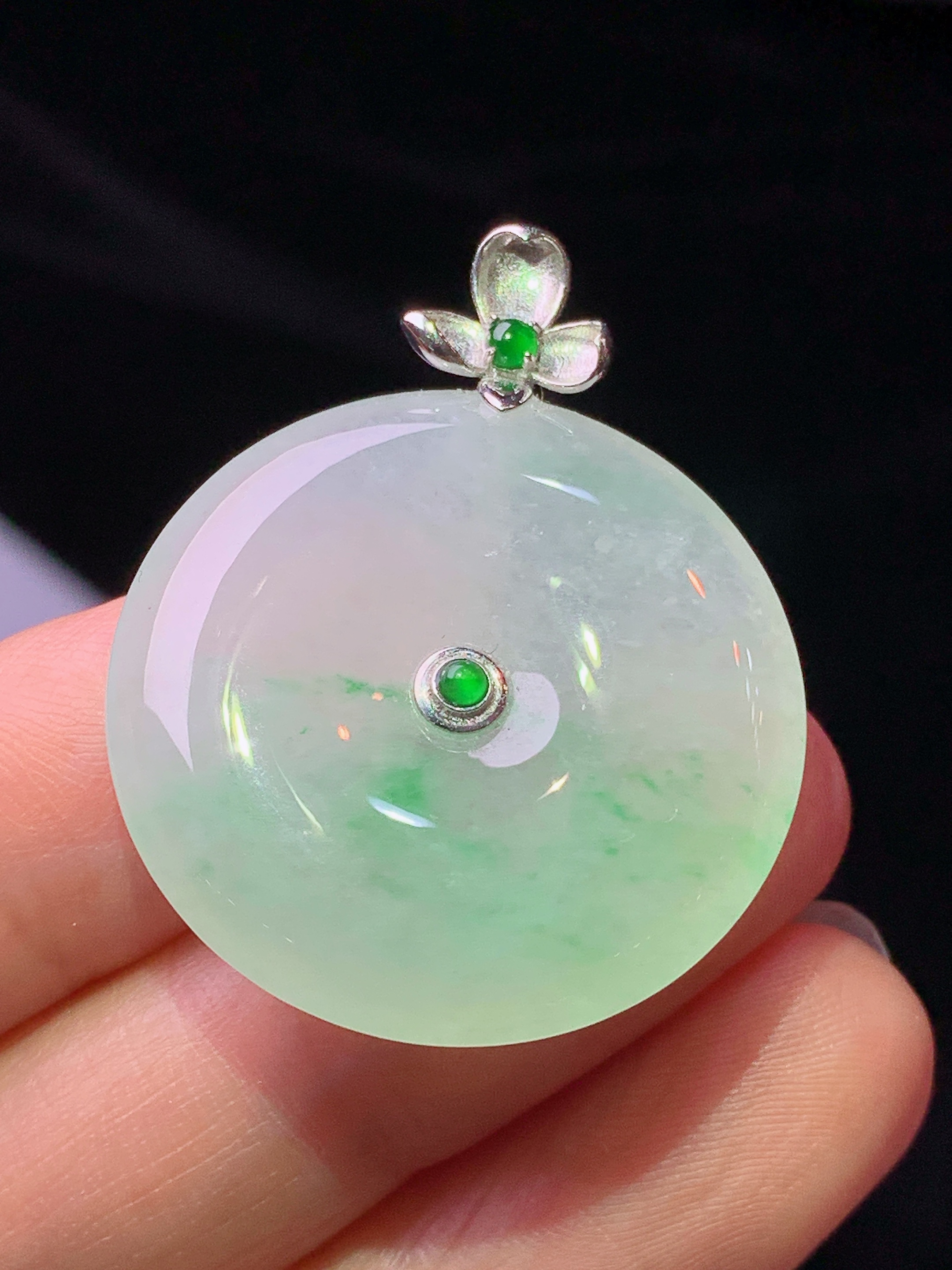 18k金镶嵌冰种飘绿平安扣吊坠 玉质细腻 色泽艳丽清新 水润亮眼 整体尺寸34.5*27.6*5.5L4