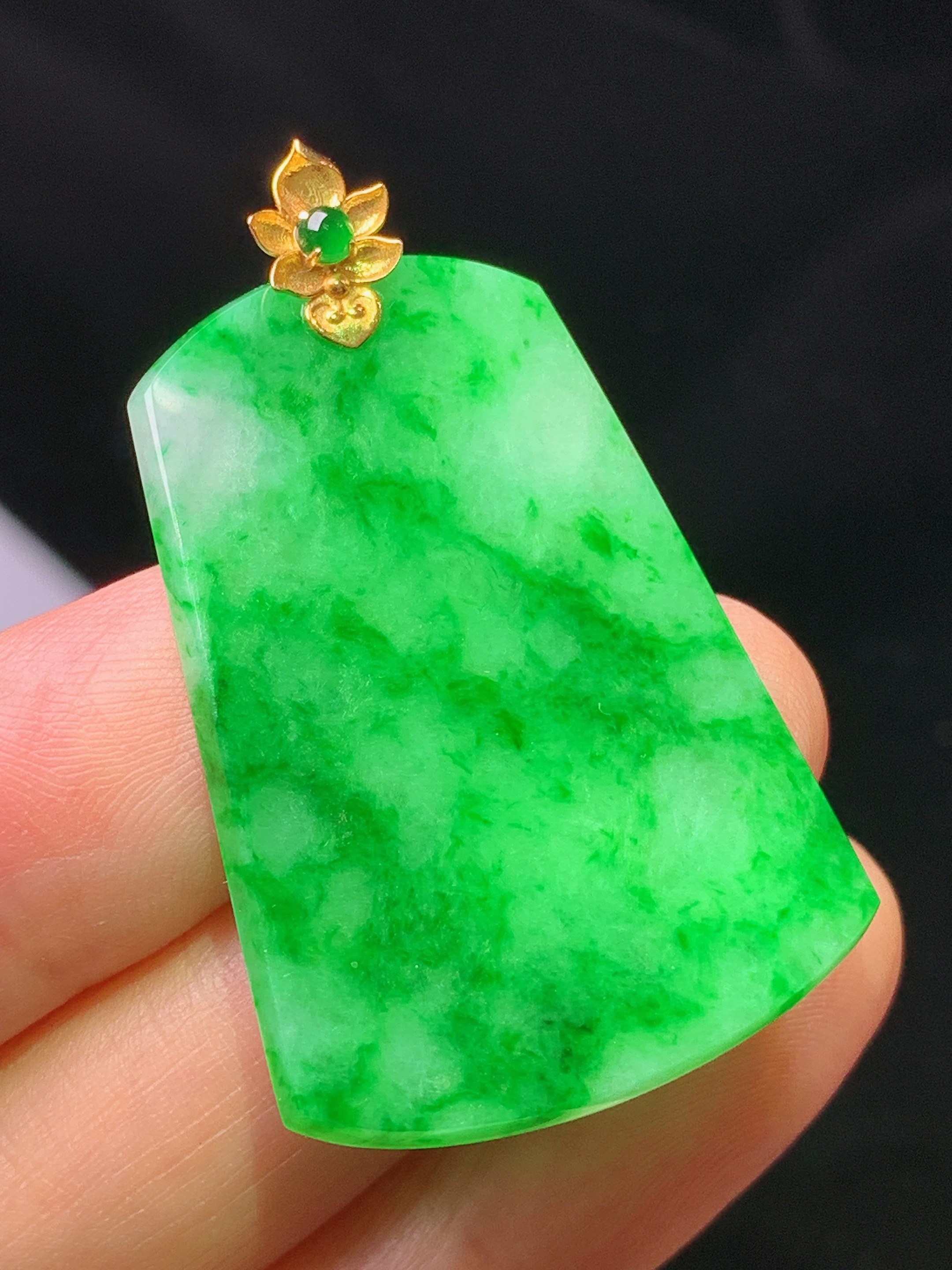 18k金镶嵌翠绿无事牌吊坠 玉质细腻 色泽艳丽清新 水润亮眼 整体尺寸40.3*25.8*2m1
