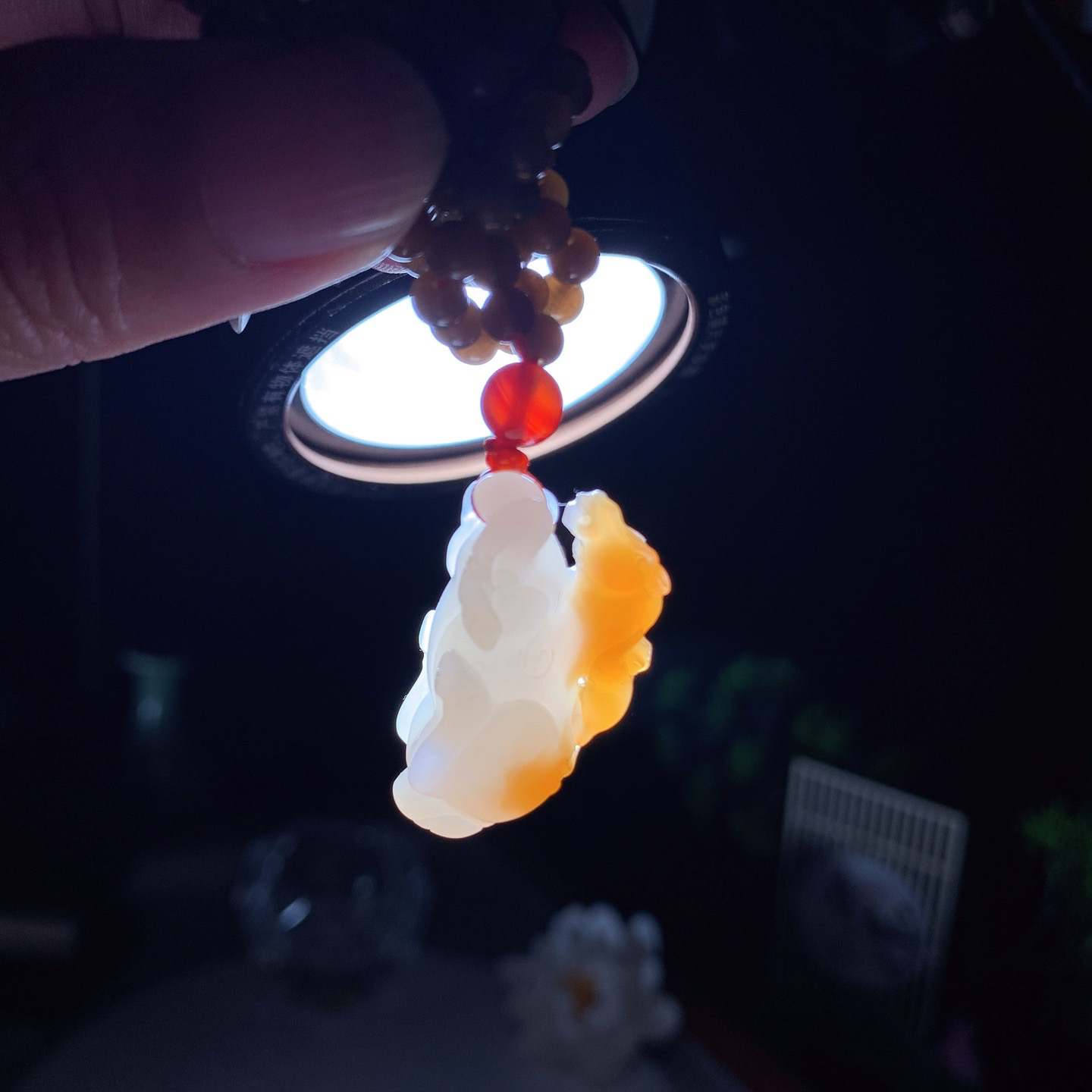 新疆和田玉且末糖马上封侯挂件。尺寸28/13/17重22.5克 玉质细腻油润 底色纯净 脂粉好，品质好。lt260407