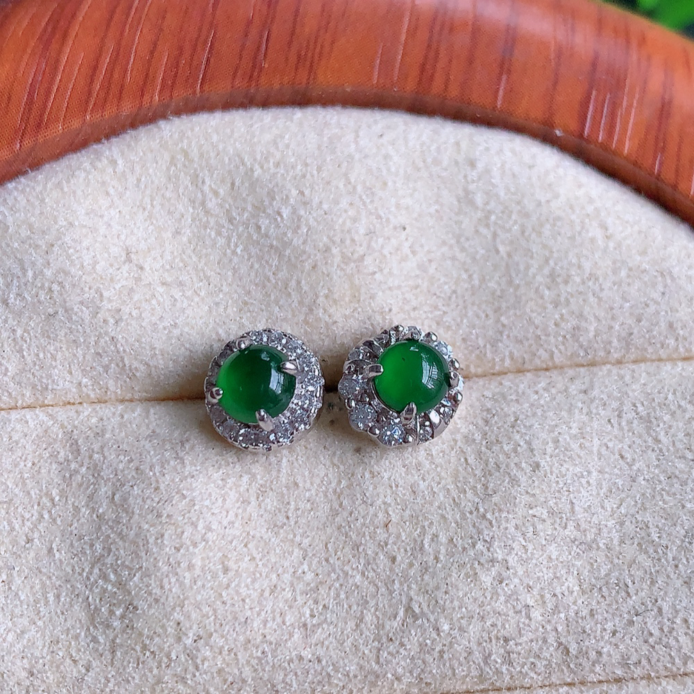 冰满绿翡翠925银镶嵌耳钉，自然光实拍，翠色灵动，颜色漂亮，种老水足，品相佳，佩戴佳品！W502.8