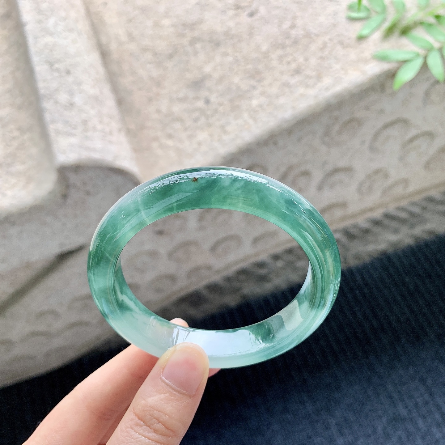 正圈56 57 【圈口】57/12.3/8.5 【编码】B2041027 【描述】冰糯绿花，水润，种老，细腻，无纹裂