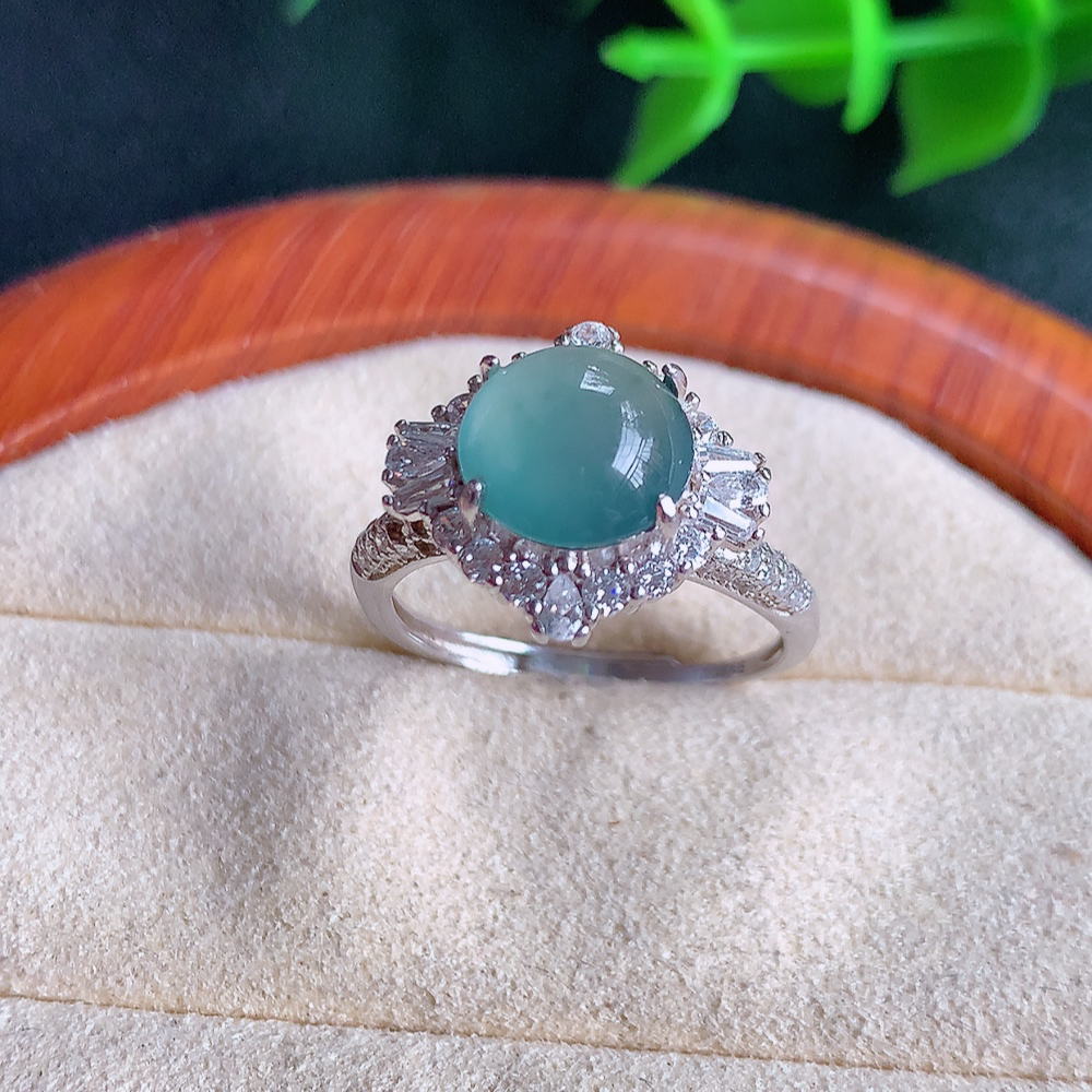 冰晴水精美蛋面翡翠戒指  玉质细腻  冰清玉润  飘花灵动  颜色漂亮  W502.8  内径尺寸：17.5-14.2-9.2mm  裸石尺寸：8.8mm