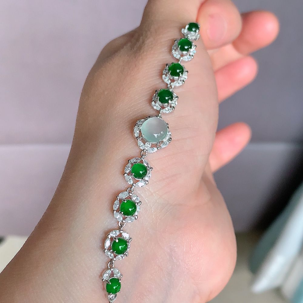 冰润满绿翡翠蛋面手链，水水润润，珠圆玉润，颜色鲜艳，妙明清净，清秀高雅，佩戴效果优雅迷人！性价比超值 W502.8  取一尺寸：10.5-10.5-6mm    裸石尺寸：7mm