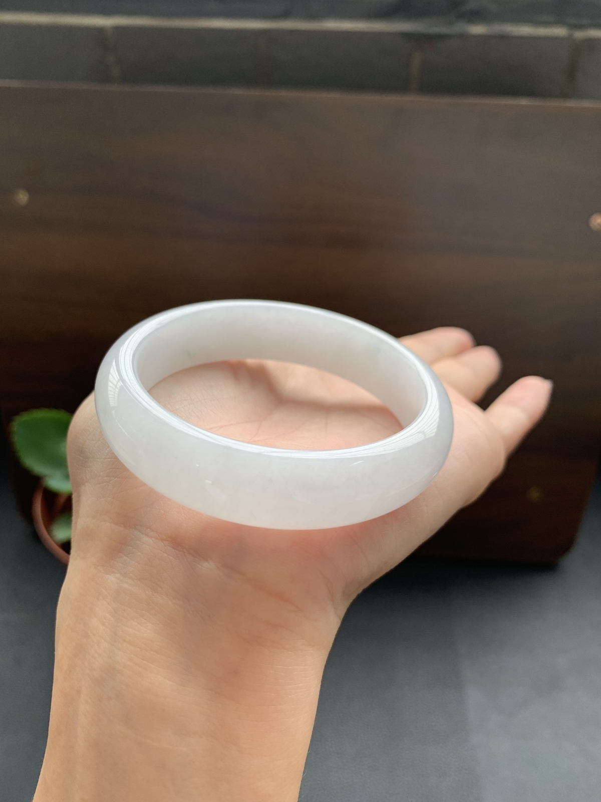 冰细腻白月光手镯，圈口53.8-14-7.4，冰润种水好，经典白月光干净清爽