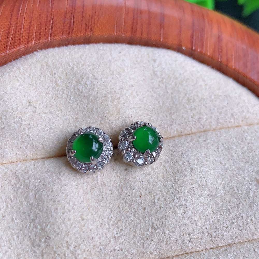 冰满绿翡翠925银镶嵌耳钉，自然光实拍，翠色灵动，颜色漂亮，种老水足，品相佳，佩戴佳品！W502.8  取一整体尺寸：7.5-5mm  裸石尺寸：4mm