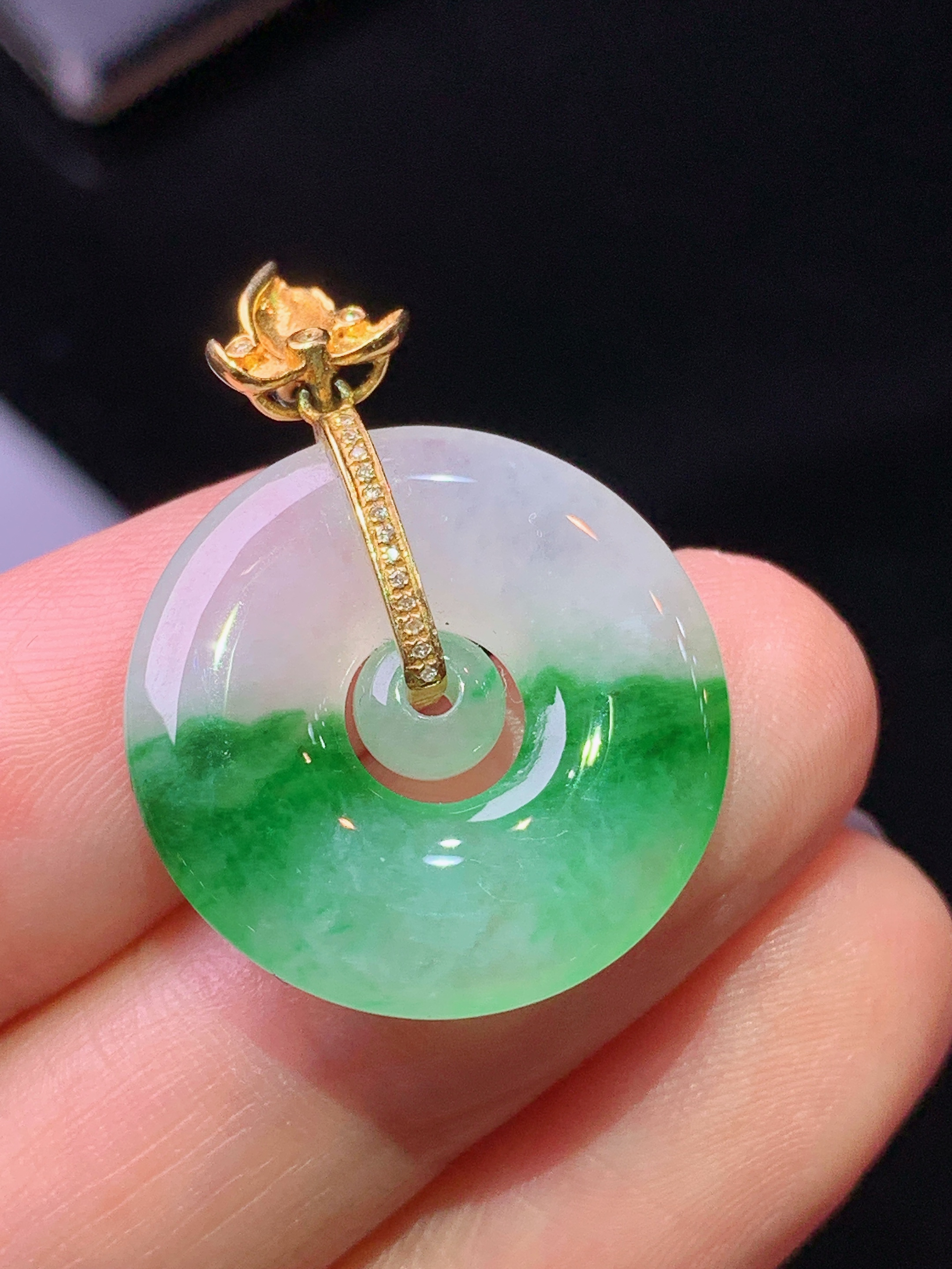 18k金钻镶嵌飘绿子母扣吊坠 玉质细腻 色泽艳丽清新 水润亮眼 整体尺寸27.3*20.8*3.5m