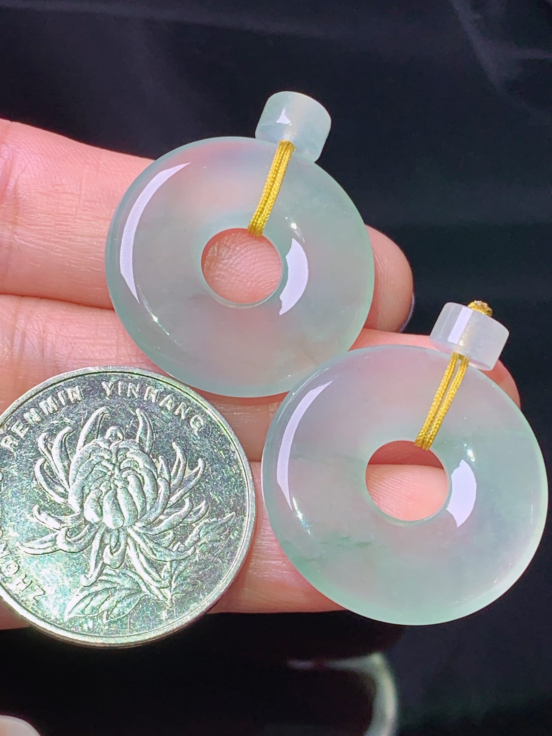 冰种平安环一对 玉质细腻 色泽艳丽清新 水润亮眼 整体尺寸24.8*3.8j2