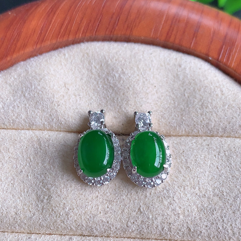 冰满绿翡翠925银镶嵌耳钉，自然光实拍，翠色灵动，颜色漂亮，种老水足，品相佳，佩戴佳品！W502.8  取一整体尺寸：13.6-8.5-6mm  裸石尺寸：8.2-6.2mm