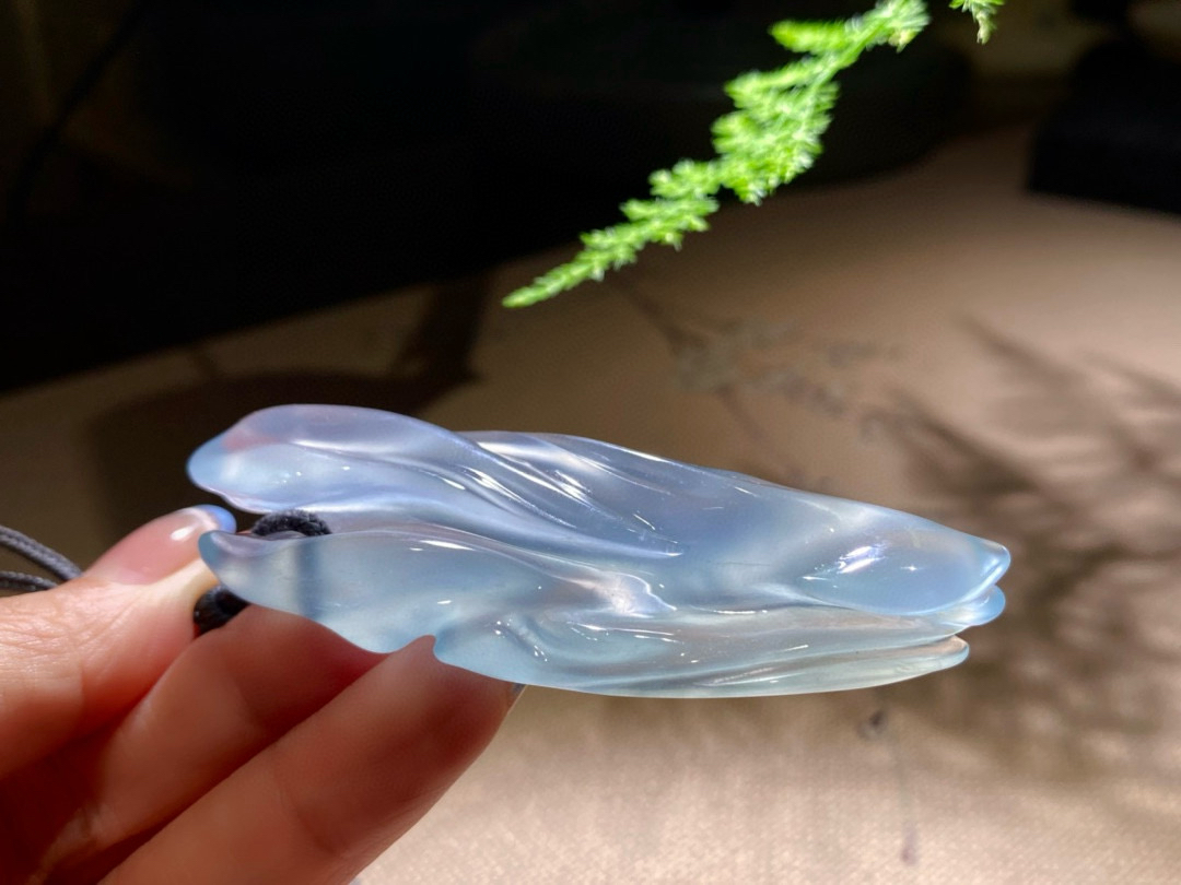 【天空蓝】高冰种天空蓝随形，强荧光，冰透闪亮，正宗天空蓝色，大件随形，是风，是云，是岩石，是寒冰，万象贤集，天然缅甸翡翠，收藏佳品