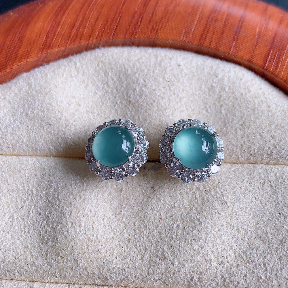 冰晴水翡翠925银镶嵌耳钉，自然光实拍，翠色灵动，颜色漂亮，种老水足，品相佳，佩戴佳品！W481.8  取一整体尺寸：9-7.6mm  裸石尺寸：6mm