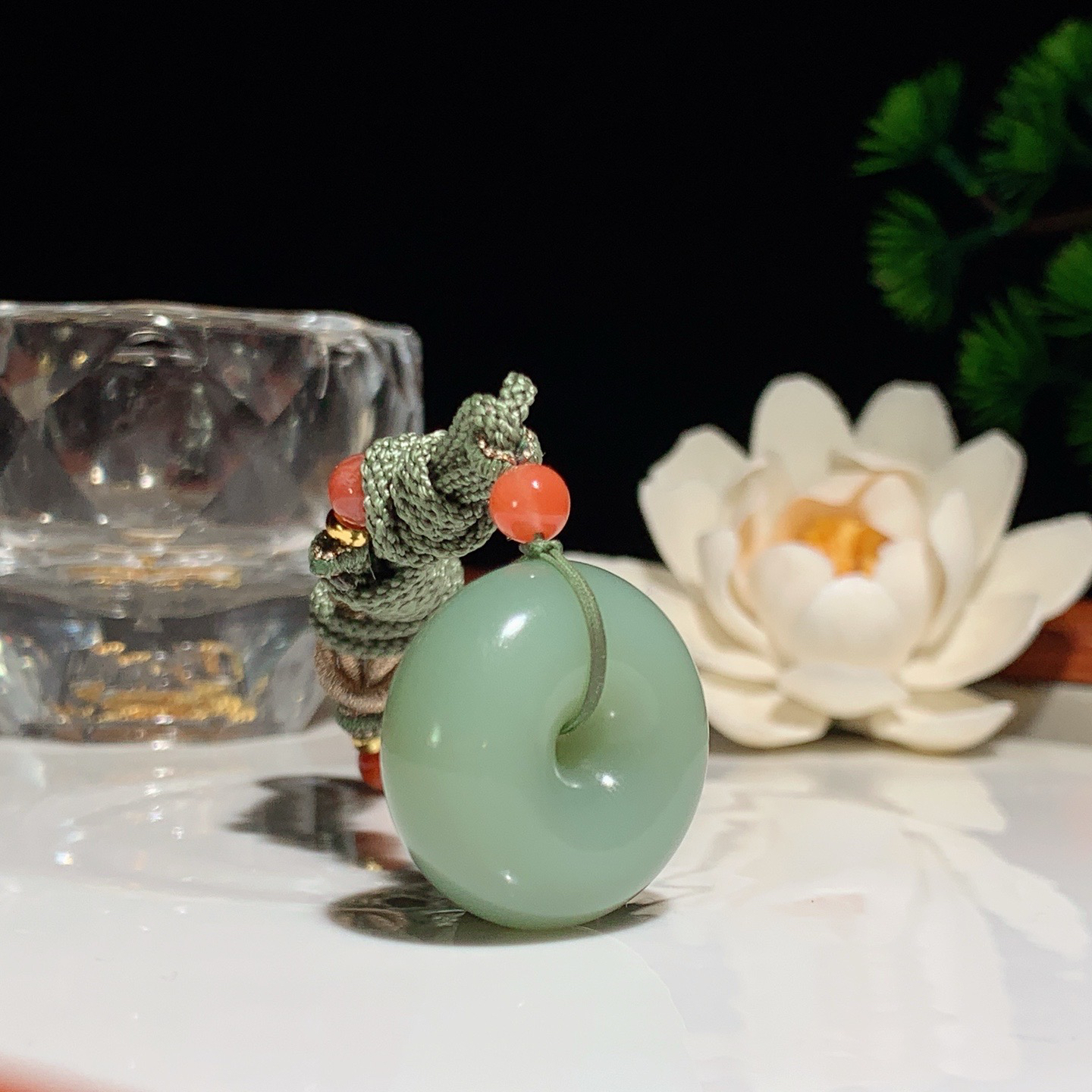 和田玉粉青俄罗斯碧玉平安扣挂件。尺寸25/12重17克 玉质细腻油润 底色纯净 脂粉好，品质好。lt260407