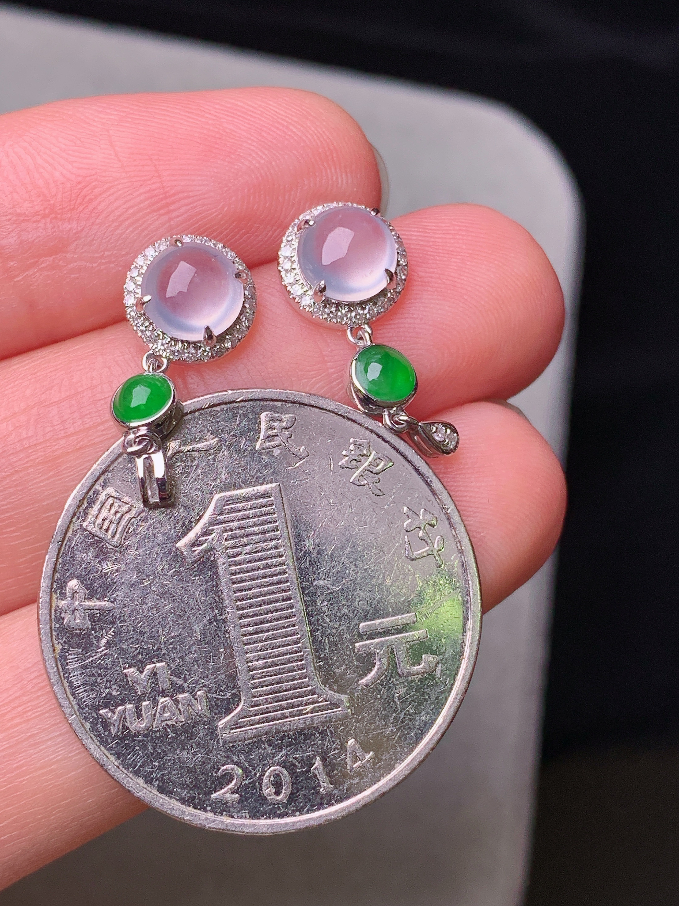 18k金钻镶嵌冰种耳钉 玉质细腻 色泽艳丽清新 水润亮眼 整体尺寸18*7.6*4.5b2