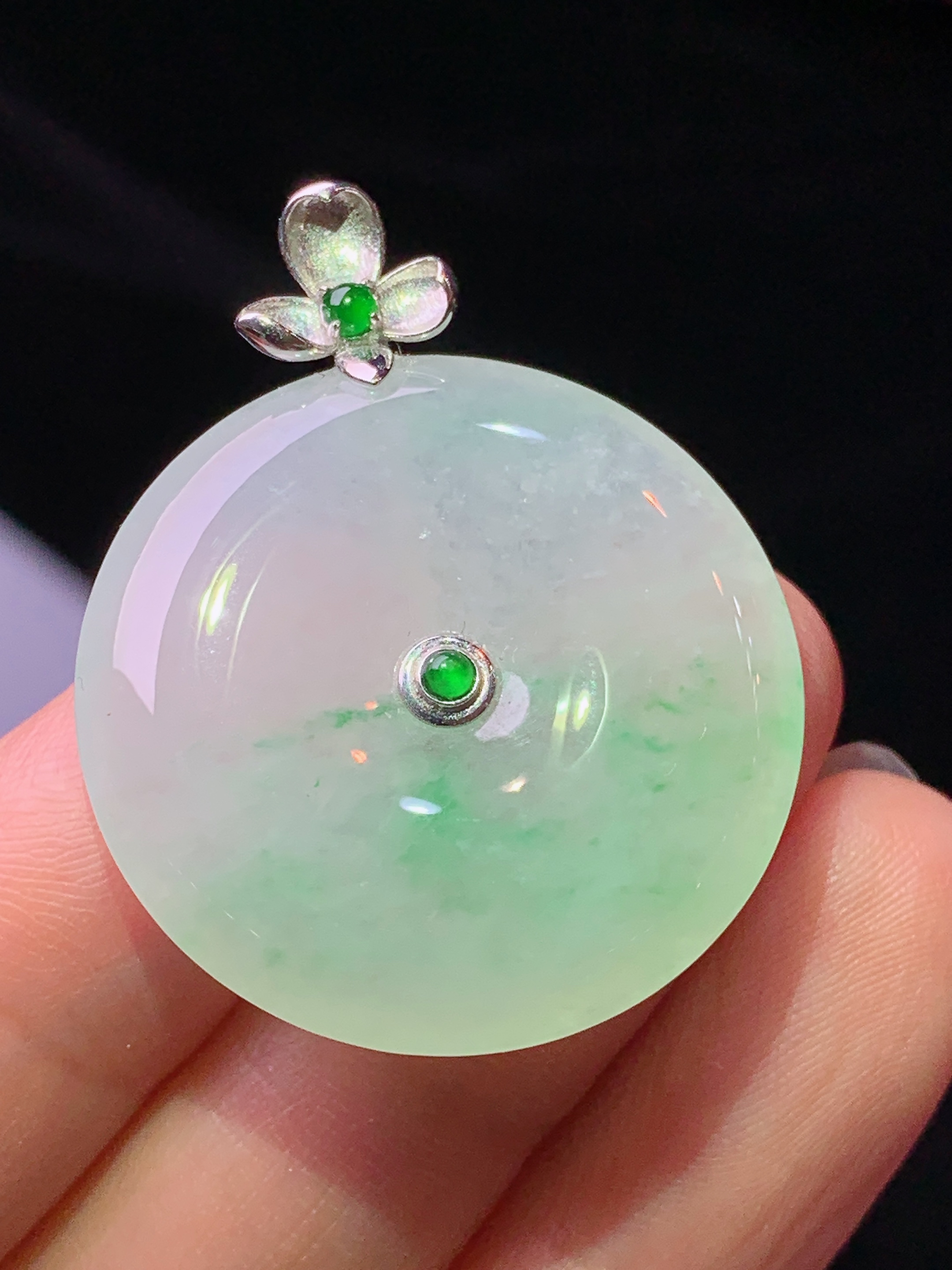 18k金镶嵌冰种飘绿平安扣吊坠 玉质细腻 色泽艳丽清新 水润亮眼 整体尺寸34.5*27.6*5.5