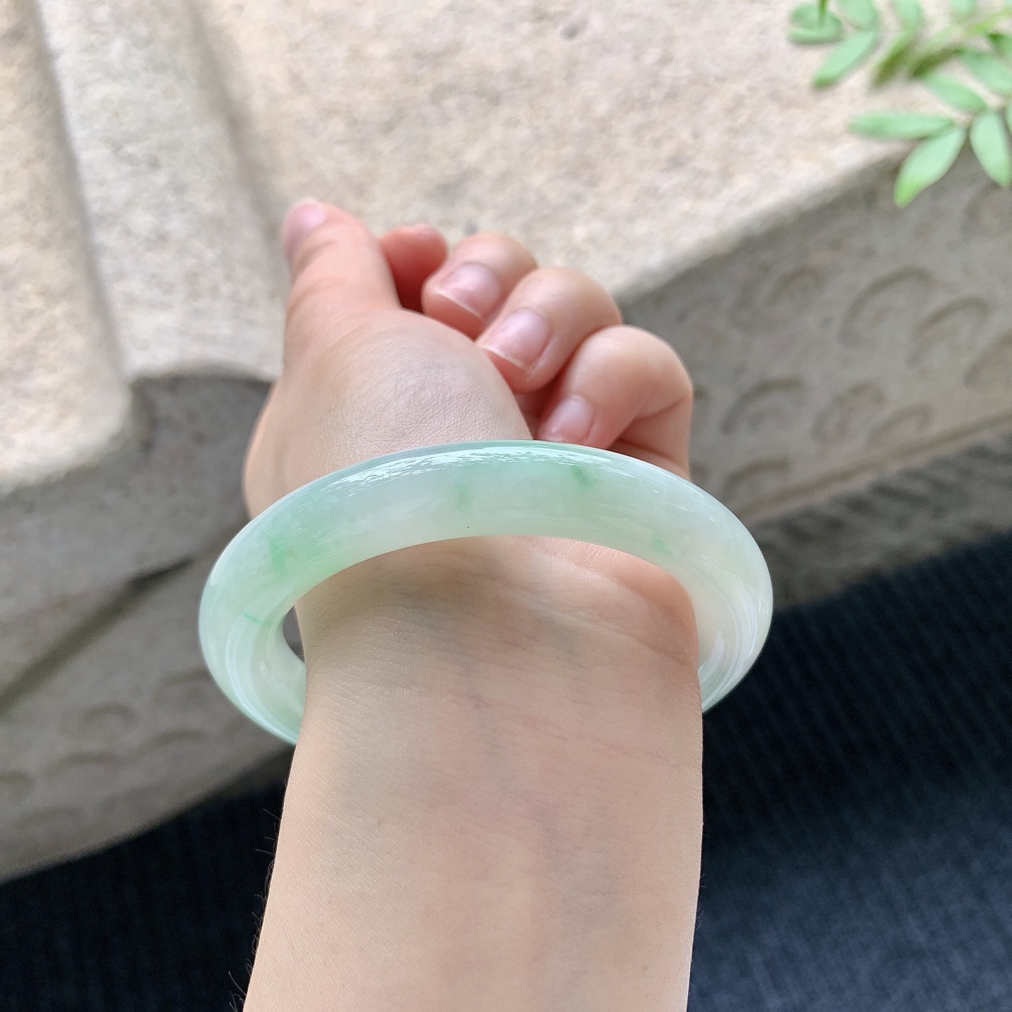 圆条54 55【圈口】55/10.7/10.6【编码】FL041049【描述】糯冰飘绿，水润，种老，细腻，打灯有棉线