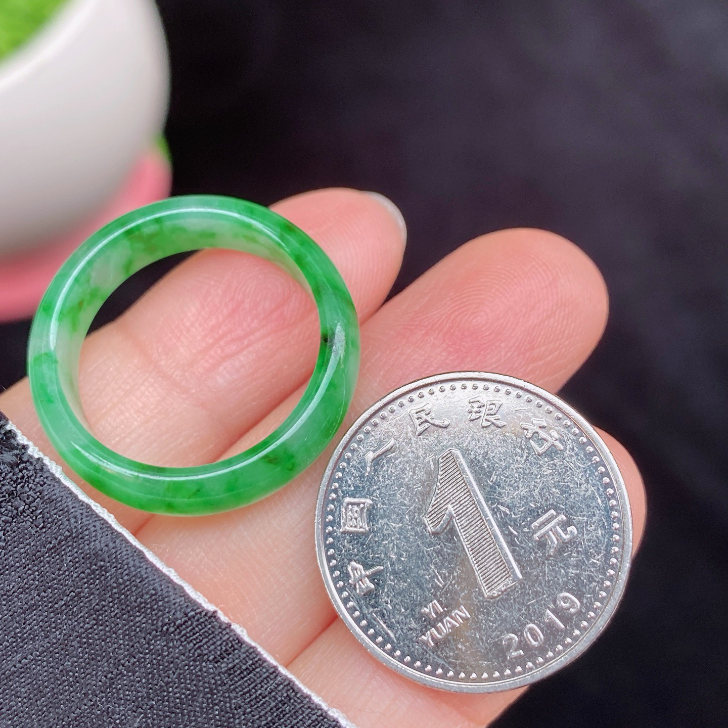 冰阳辣色戒圈，满目的艳丽色彩，戒圈圆润光滑
满色翡翠的光芒璀璨而耀眼..