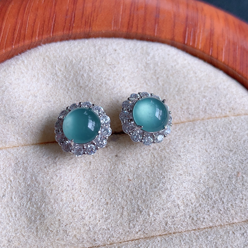 冰晴水翡翠925银镶嵌耳钉，自然光实拍，翠色灵动，颜色漂亮，种老水足，品相佳，佩戴佳品！W481.8  取一整体尺寸：9-7.6mm  裸石尺寸：6mm