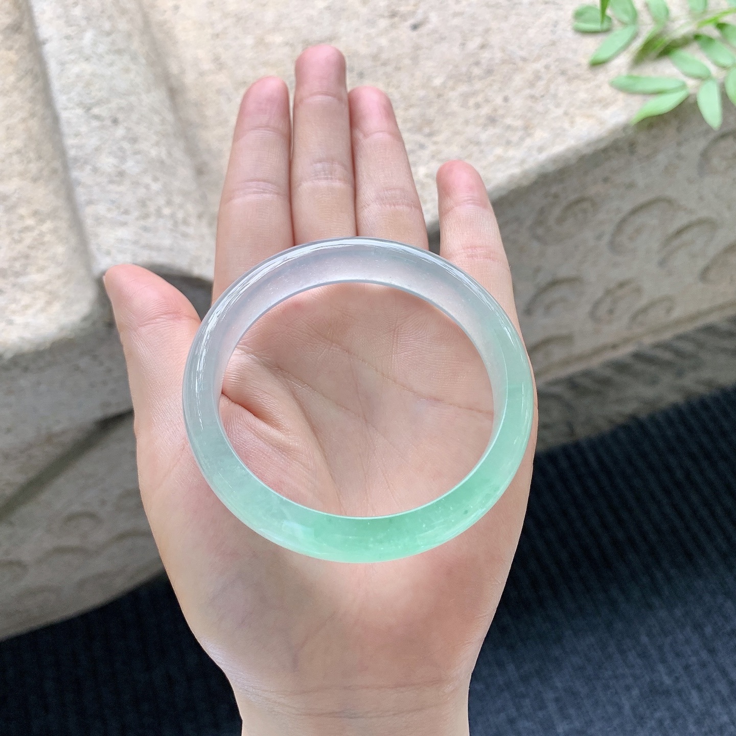 正圈54 55【圈口】54.8/12.2/7【编码】TR041038【描述】高冰飘阳绿，起荧光，水润，种老，无裂纹