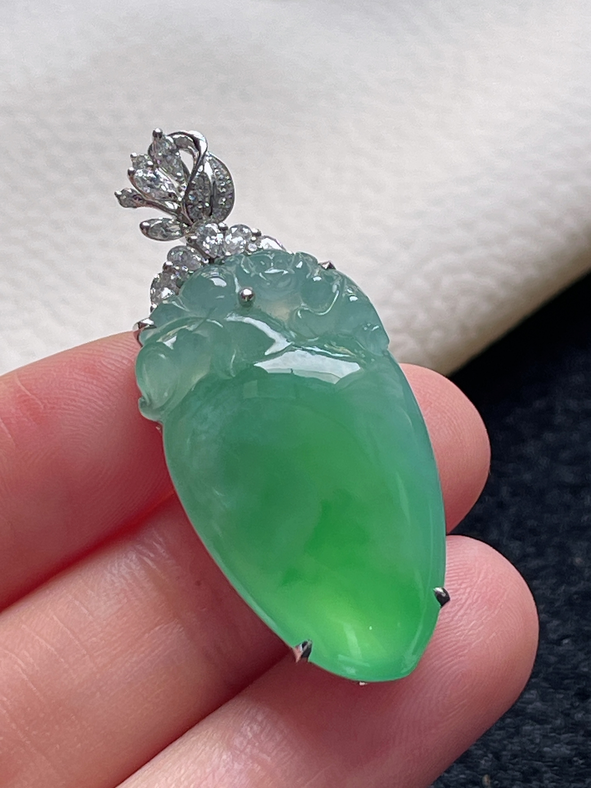 18k金翡翠冰糯种浅绿色福瓜挂件