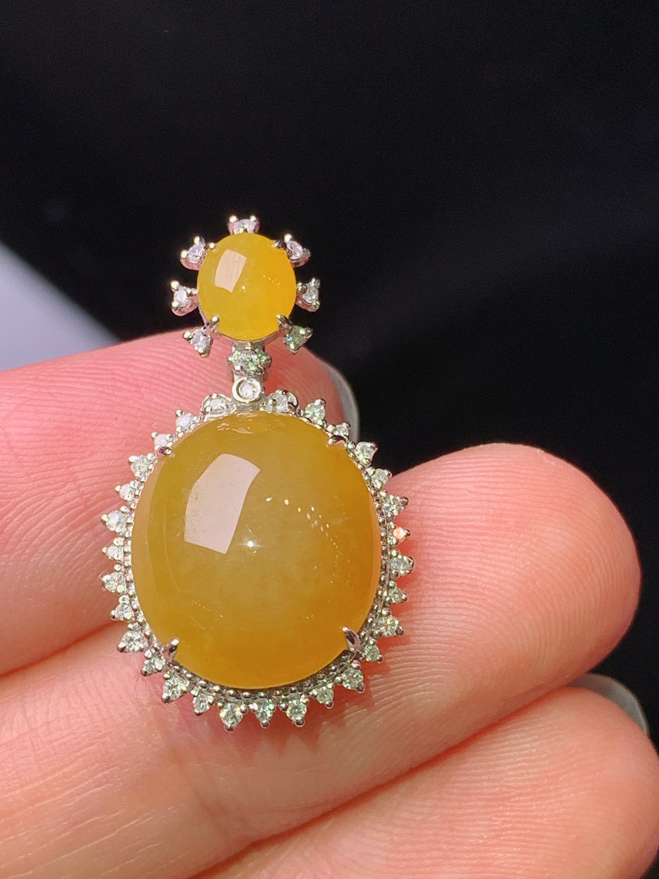 18k金钻镶嵌黄翡蛋面吊坠 玉质细腻 色泽艳丽清新 水润亮眼 整体尺寸24.8*14.6*8x5