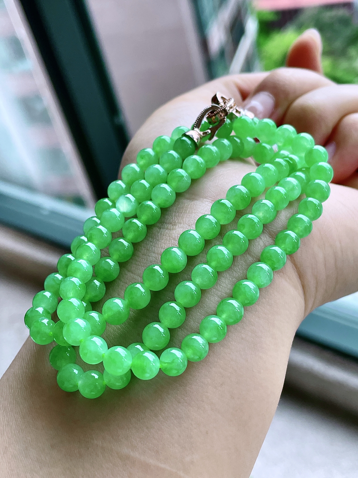 【珠子】冰阳绿珠链圆珠珠子珠链
【说明】缅料 性价比高  
【尺寸】5.8mm，31cm.