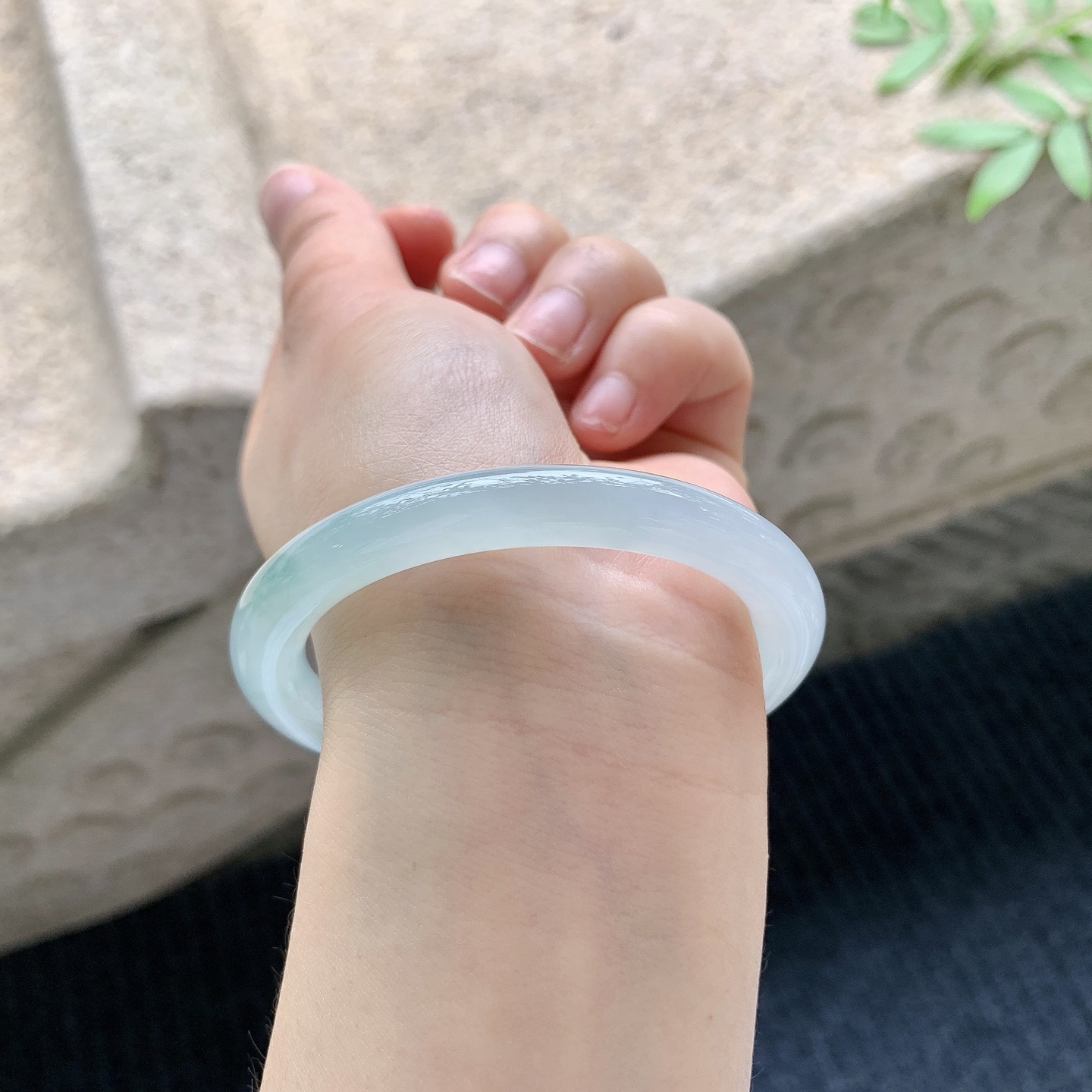 圆条52 53【圈口】53.2/7.6/8【编码】A4041012【描述】冰飘绿，清透，水润，种老，细腻，打灯有絮线