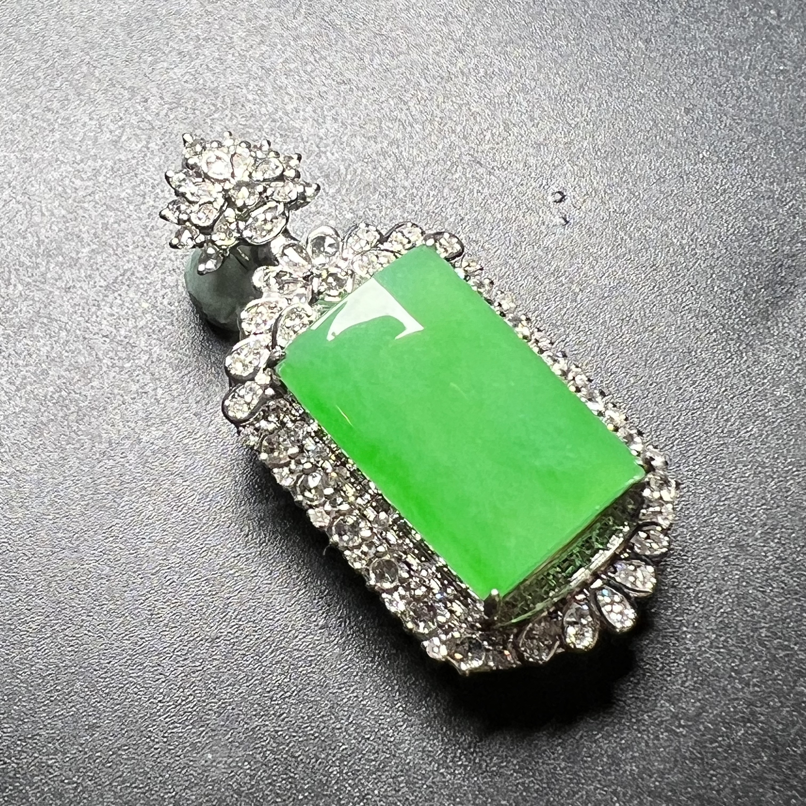 满绿平安无事牌整体尺寸39.6*18.7*12.3 裸石尺寸18.9*13*4