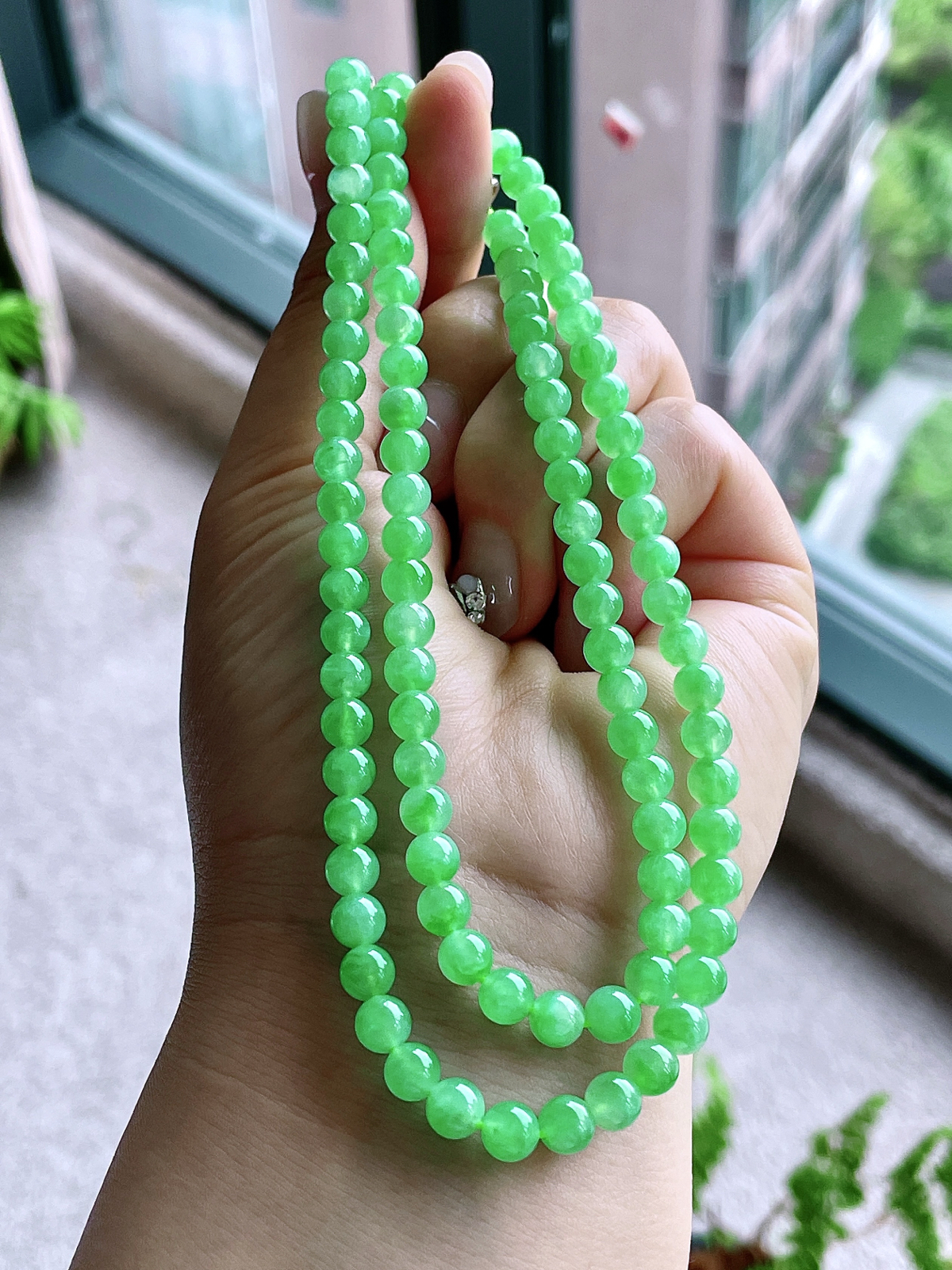 【珠子】冰阳绿珠链圆珠珠子珠链
【说明】缅料 性价比高  
【尺寸】5.8mm，31cm.
