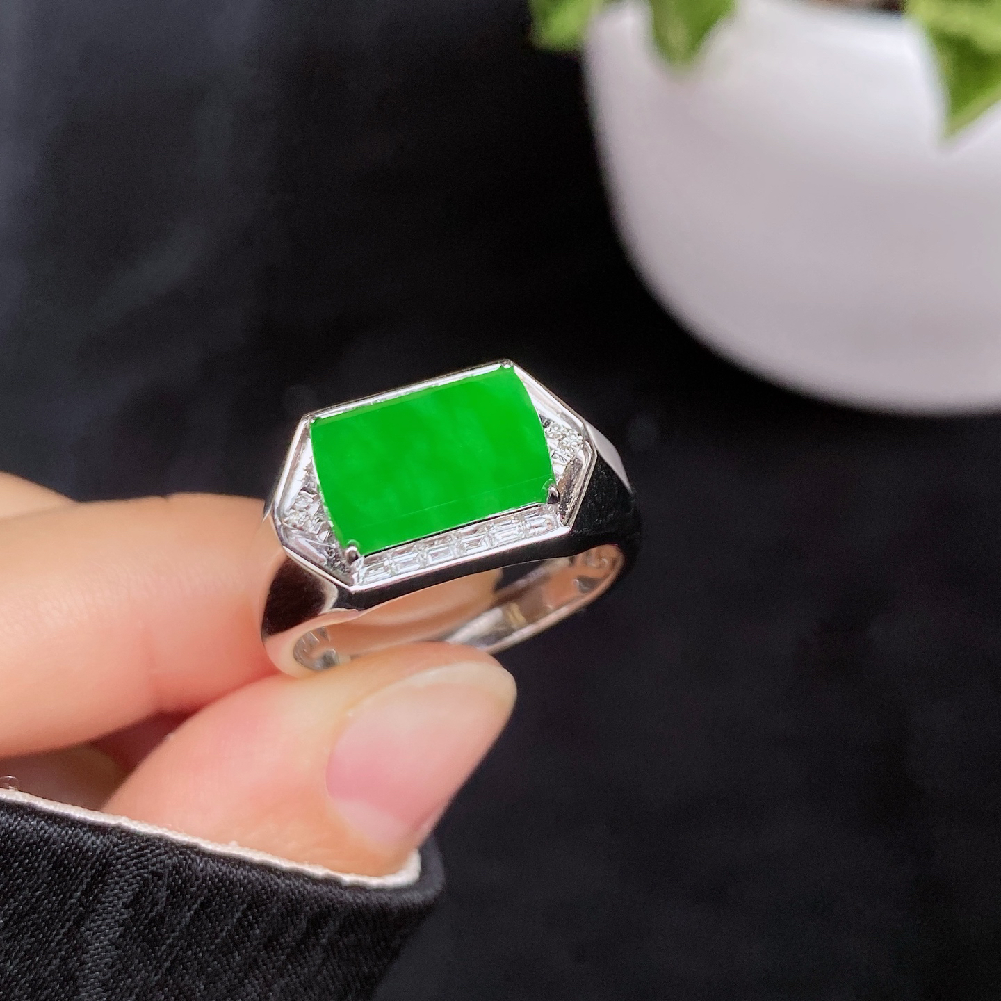 冰阳绿马鞍戒 
冰透种好 色阳色辣
18K金镶嵌 高性价比