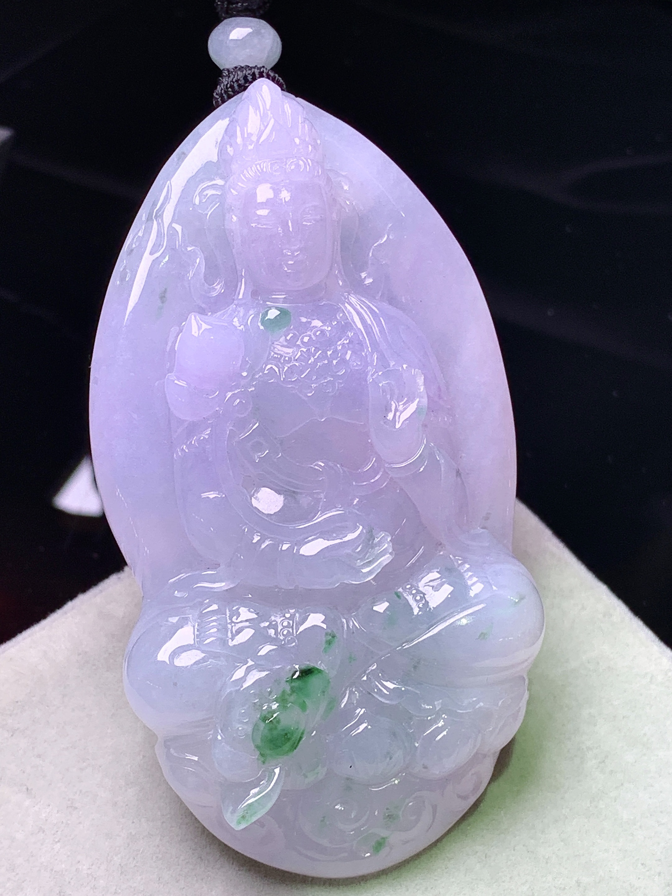 淡紫罗兰飘绿观音菩萨吊坠 玉质细腻 色泽艳丽清新 水润亮眼 整体尺寸70.5*38.3*10w1