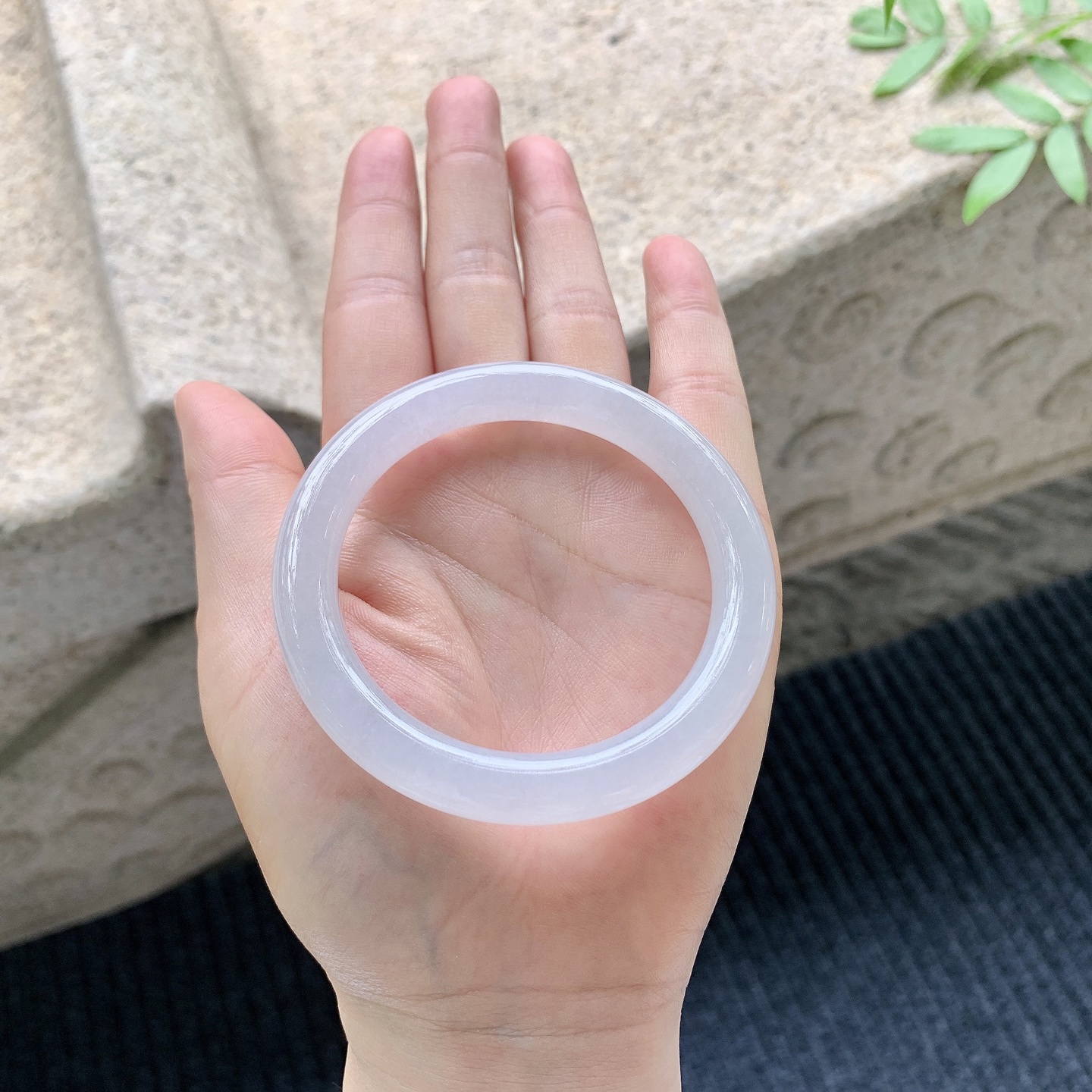 圆条52 53【圈口】53.5/9/9【编码】A9041011【描述】糯冰底色，水润，种老，细腻，无