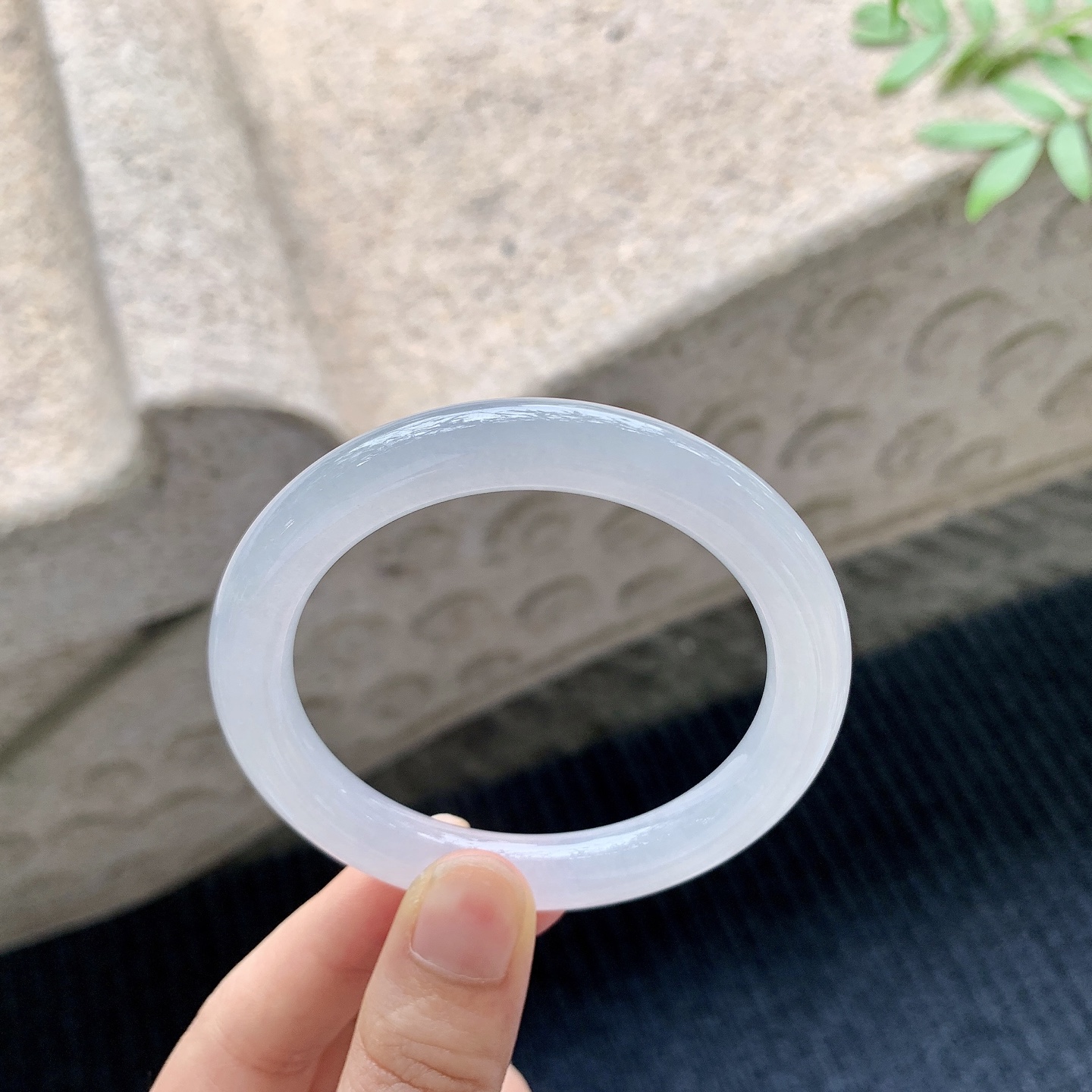 圆条52 53【圈口】53.5/9/9【编码】A9041011【描述】糯冰底色，水润，种老，细腻，无纹裂