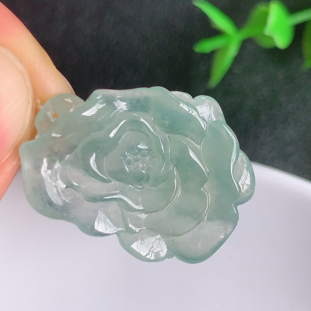 老坑冰润莲花挂件，种水上乘，肉质水润细腻，晶体结构致密，莹润通透，颜色清爽干净，色泽纯正  W49.