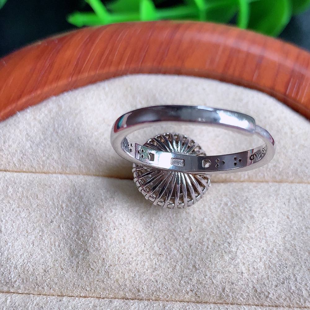 冰满绿翡翠蛋面戒指 925银镶嵌  玉质细腻  冰清玉润  飘花灵动  颜色漂亮  W481.8  内径尺寸：18-11.5-8mm  裸石尺寸：9mm