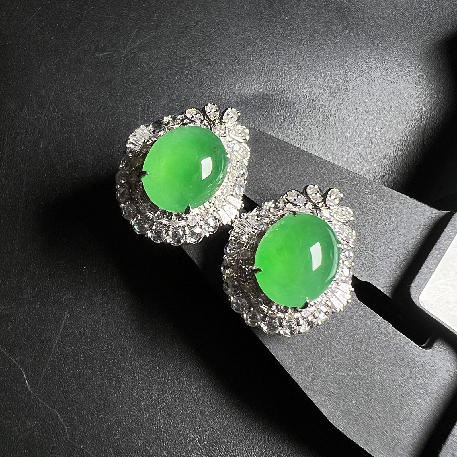 满绿蛋面耳钉整体尺寸17.7*15*10.5 裸石尺寸10*8.3*4.5