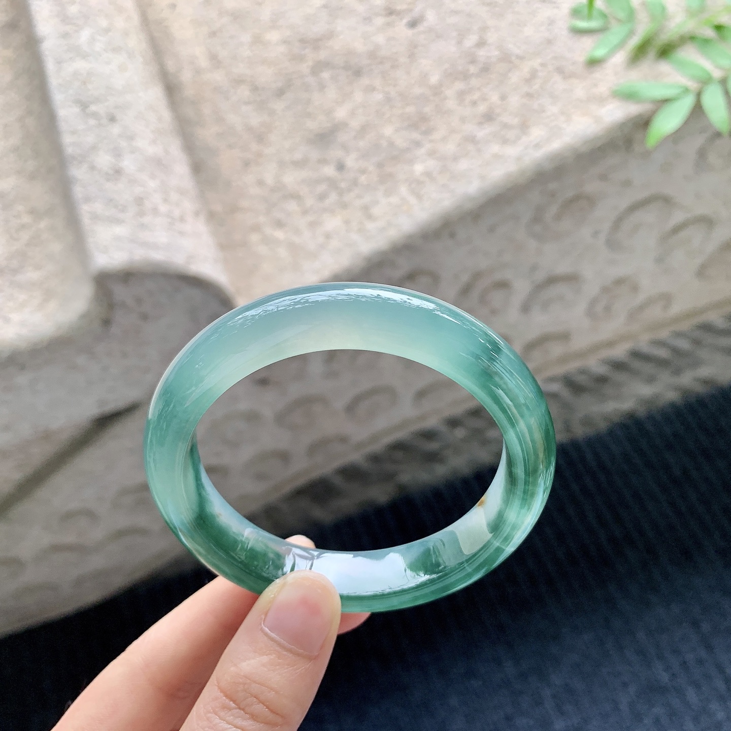 正圈56 57 【圈口】57/12.3/8.5 【编码】B2041027 【描述】冰糯绿花，水润，种老，细腻，无纹裂