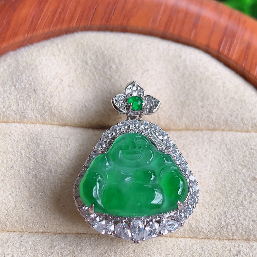 冰润满绿925银饰佛公挂件 玉质细腻  精雕弥勒佛，笑佛福耳垂肩，面相喜庆，开怀大笑，憨态可掬。惟妙惟肖，寓意福禄双全，吉祥美满，笑口常开 W502.8  整体尺寸：26.8-19-10mm  裸石尺寸：12.8-16.3mm
