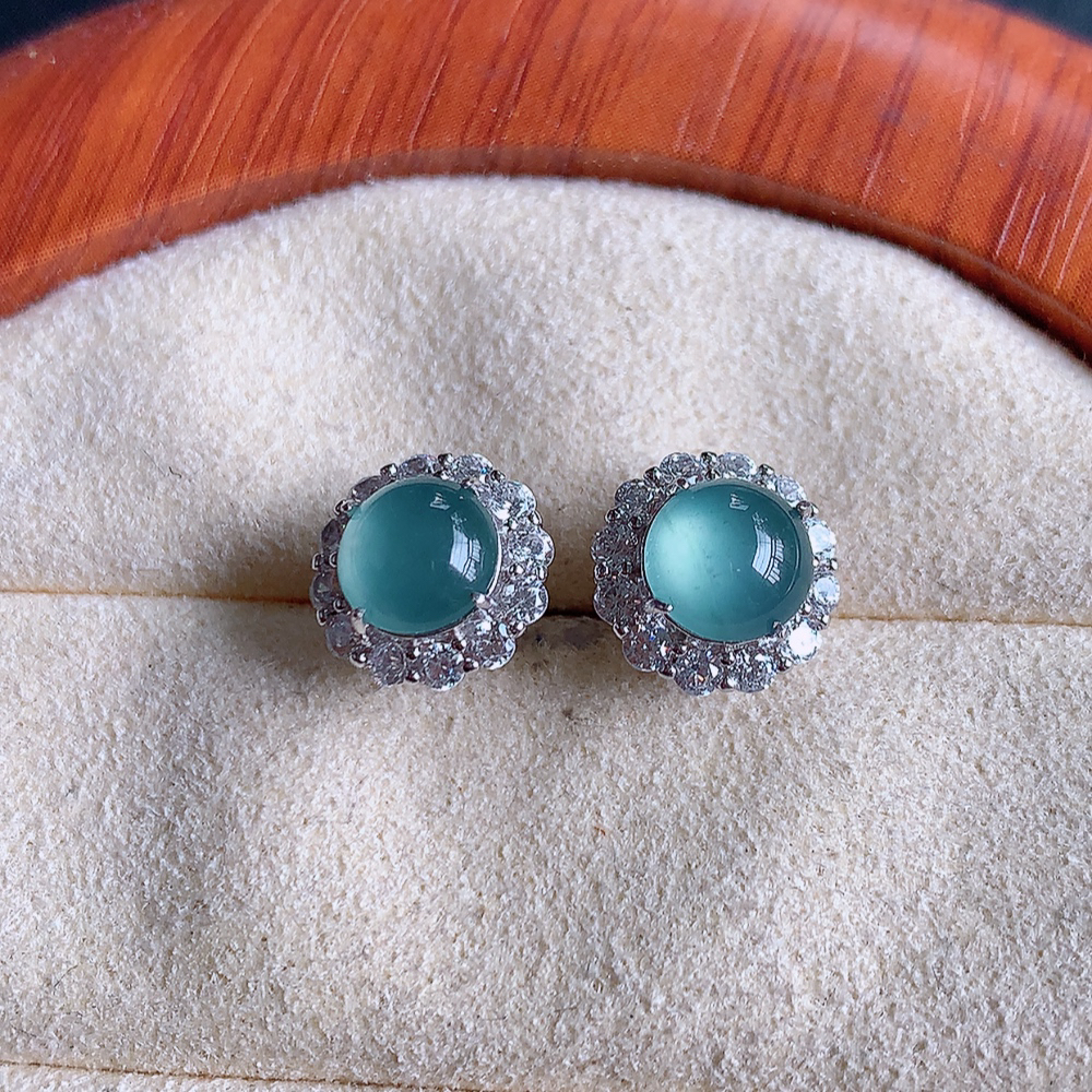 冰晴水翡翠925银镶嵌耳钉，自然光实拍，翠色灵动，颜色漂亮，种老水足，品相佳，佩戴佳品！W481.8