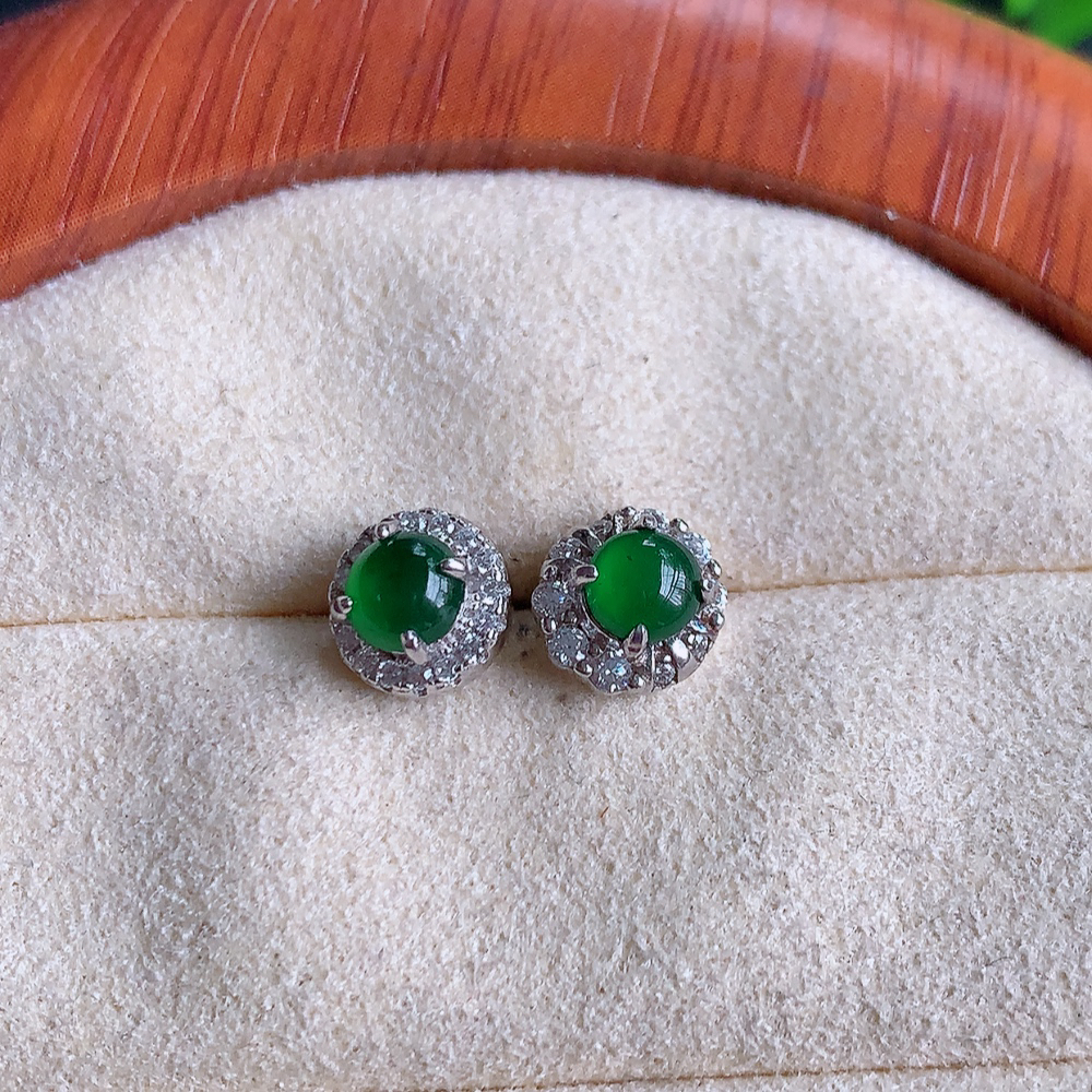 冰满绿翡翠925银镶嵌耳钉，自然光实拍，翠色灵动，颜色漂亮，种老水足，品相佳，佩戴佳品！W502.8  取一整体尺寸：7.5-5mm  裸石尺寸：4mm