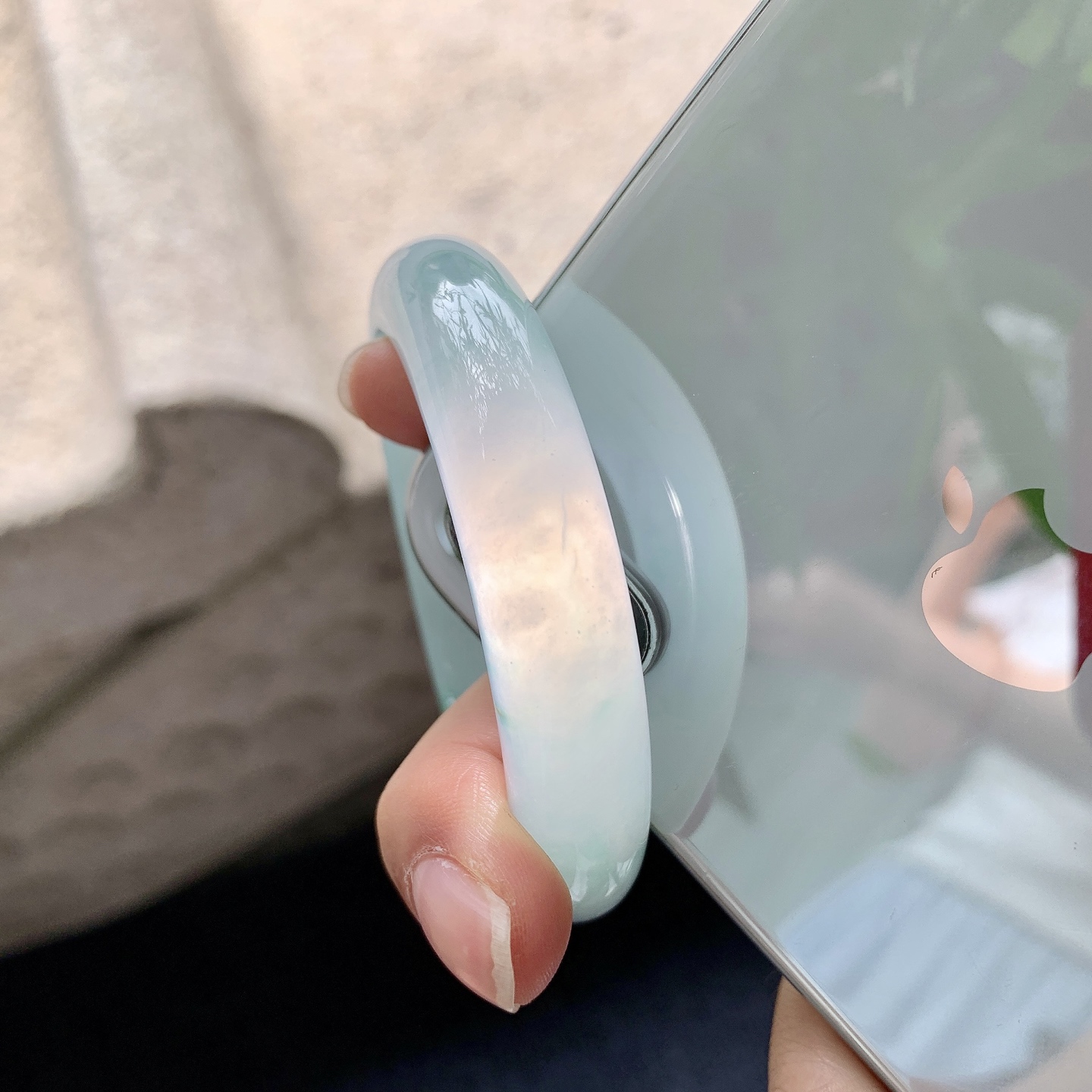 正圈49 50 【圈口】50.1/11.6/8.4 【编码】DZ041022 【描述】冰糯晴绿，水润，种老，细腻，打灯有絮线