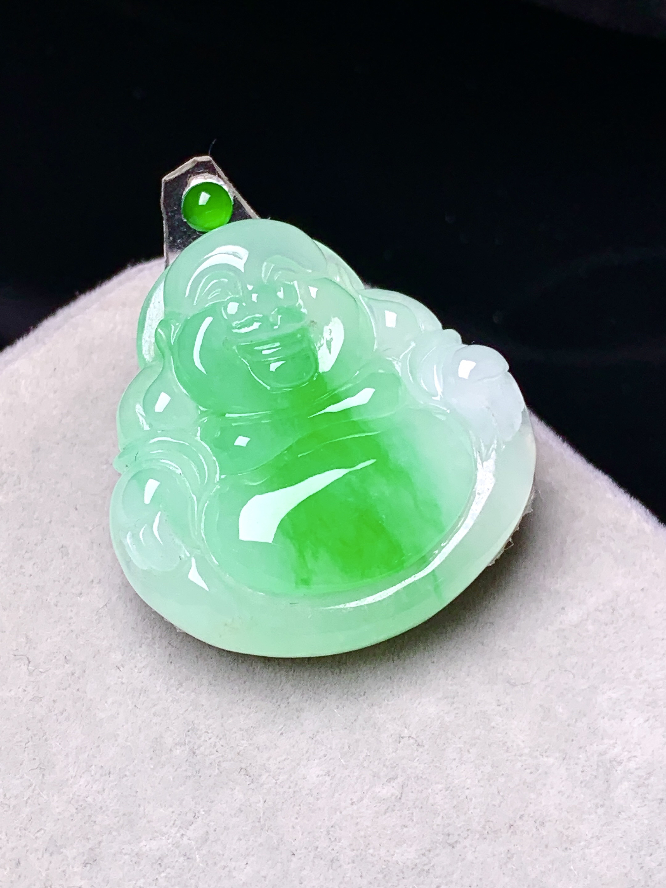 镶嵌款 飘绿佛公吊坠 玉质细腻 色泽艳丽清新 水润亮眼 整体尺寸24.5*24*6.5*2x