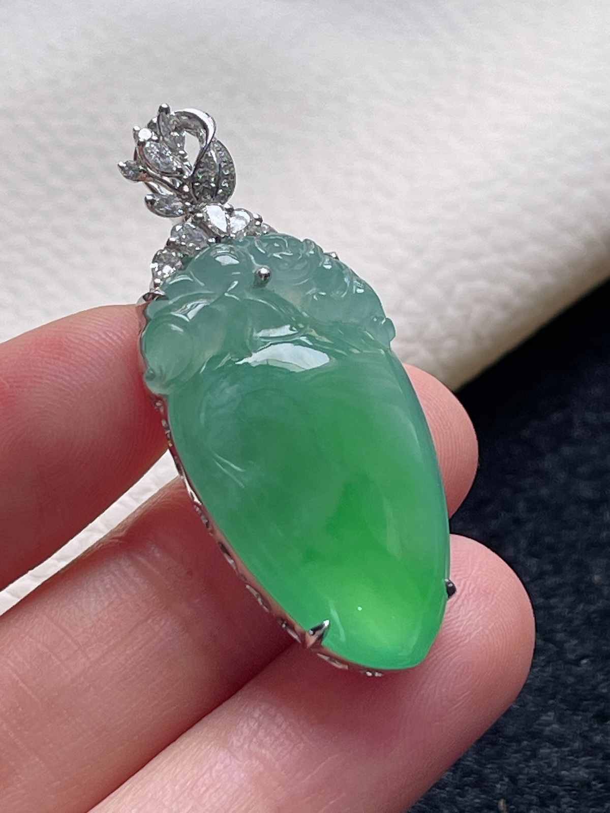 18k金翡翠冰糯种浅绿色福瓜挂件