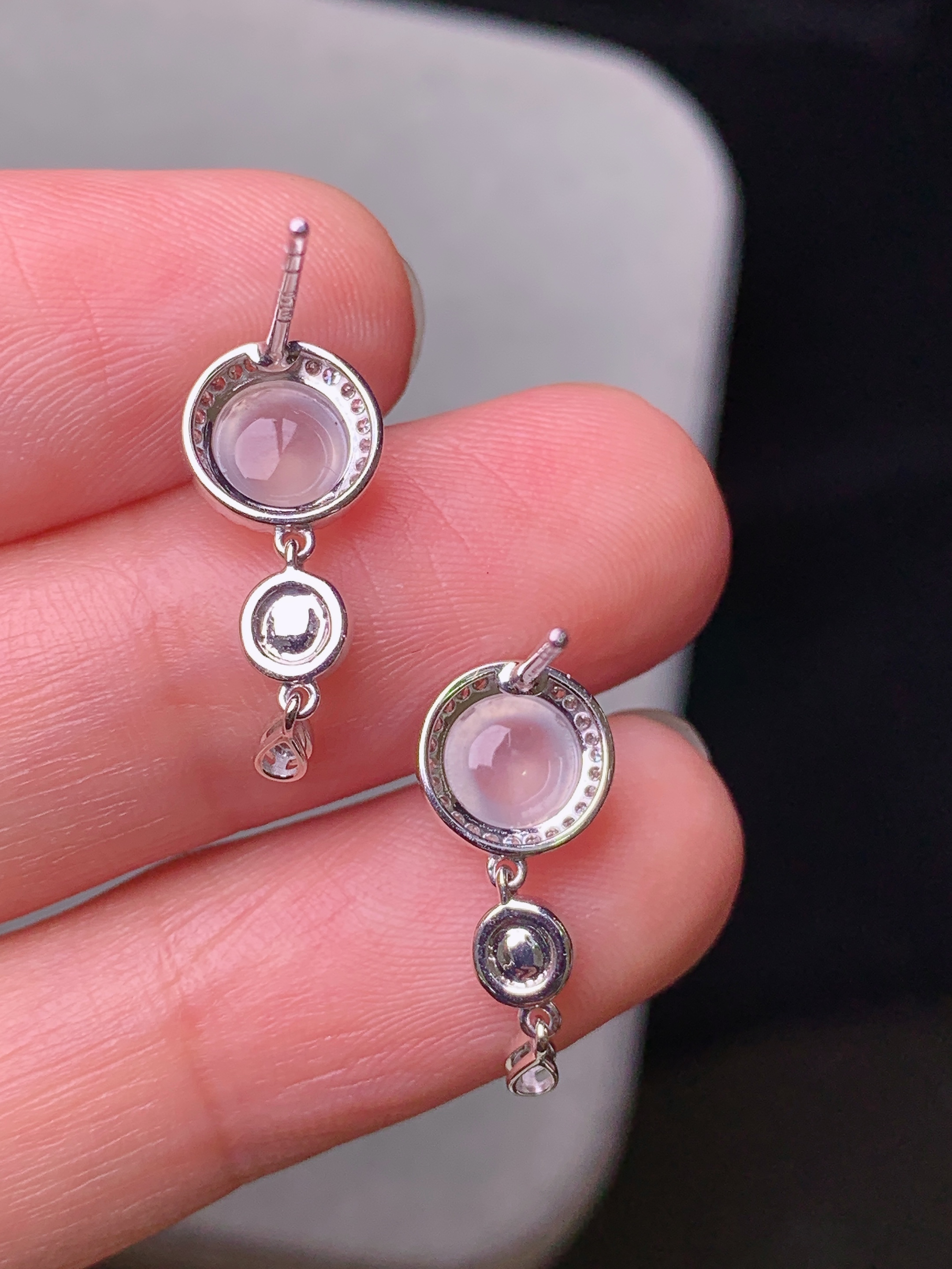 18k金钻镶嵌冰种耳钉 玉质细腻 色泽艳丽清新 水润亮眼 整体尺寸18*7.6*4.5b2