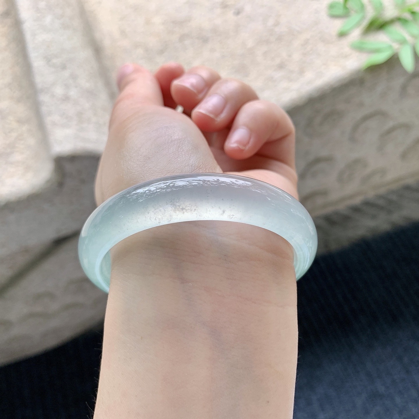 正圈54 55【圈口】54.8/12.2/7【编码】TR041038【描述】高冰飘阳绿，起荧光，水润，种老，无裂纹