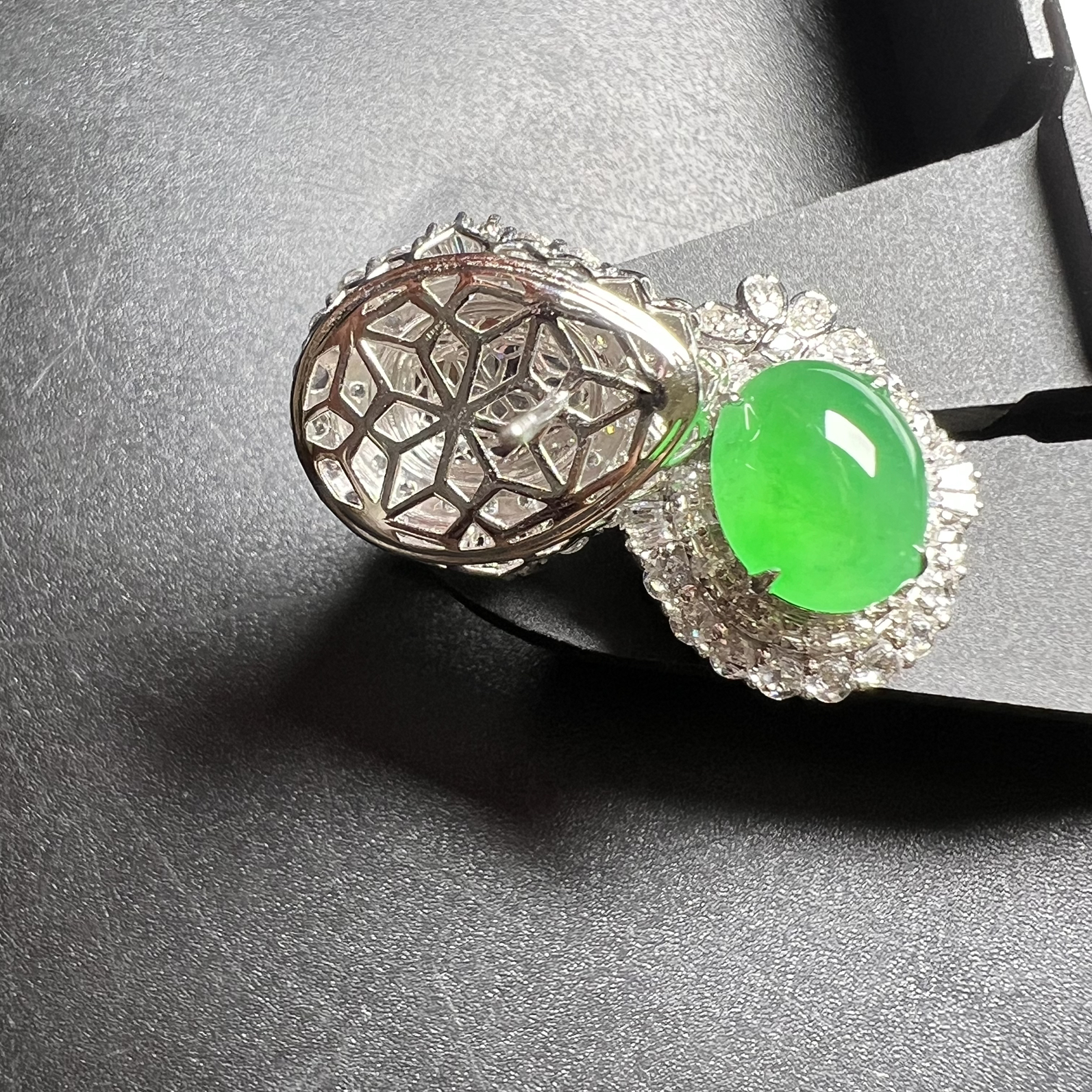 满绿蛋面耳钉整体尺寸17.7*15*10.5 裸石尺寸10*8.3*4.5